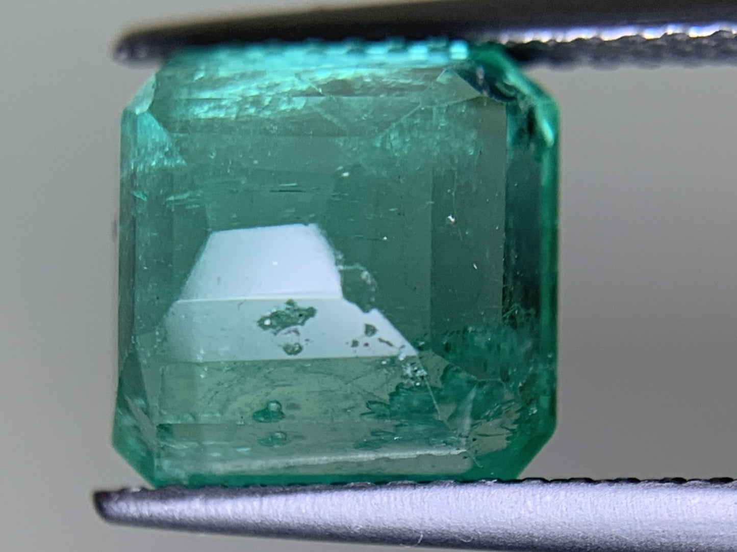 エメラルド 天然 3.858ct 中央宝石鑑別書付き Colombia産 9.07㎜×8.92㎜×6.11㎜ ルース（ 裸石 ） 6344Y