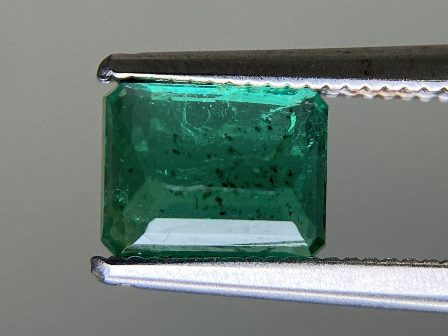 エメラルド  天然  1.418ct  中央宝石ソーティング付き 7.13㎜×5.56㎜×4.37㎜   天然 ルース（ 裸石 ） 5772YY