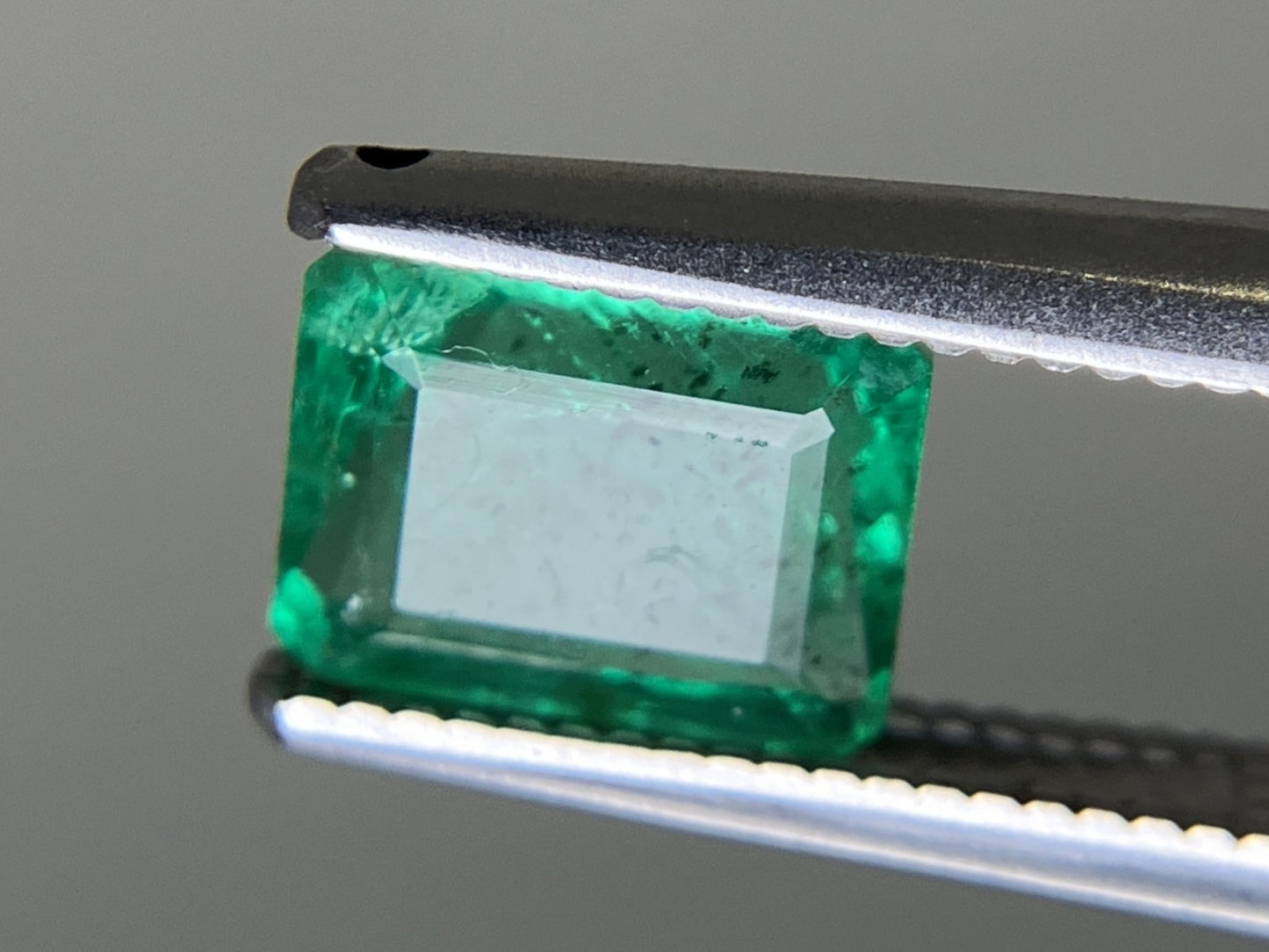 エメラルド  天然  1.418ct  中央宝石ソーティング付き 7.13㎜×5.56㎜×4.37㎜   天然 ルース（ 裸石 ） 5772YY