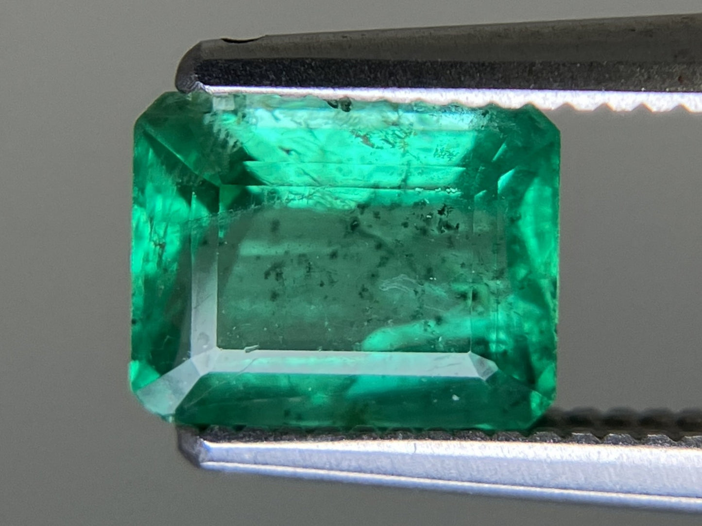 エメラルド  天然  1.418ct  中央宝石ソーティング付き 7.13㎜×5.56㎜×4.37㎜   天然 ルース（ 裸石 ） 5772YY