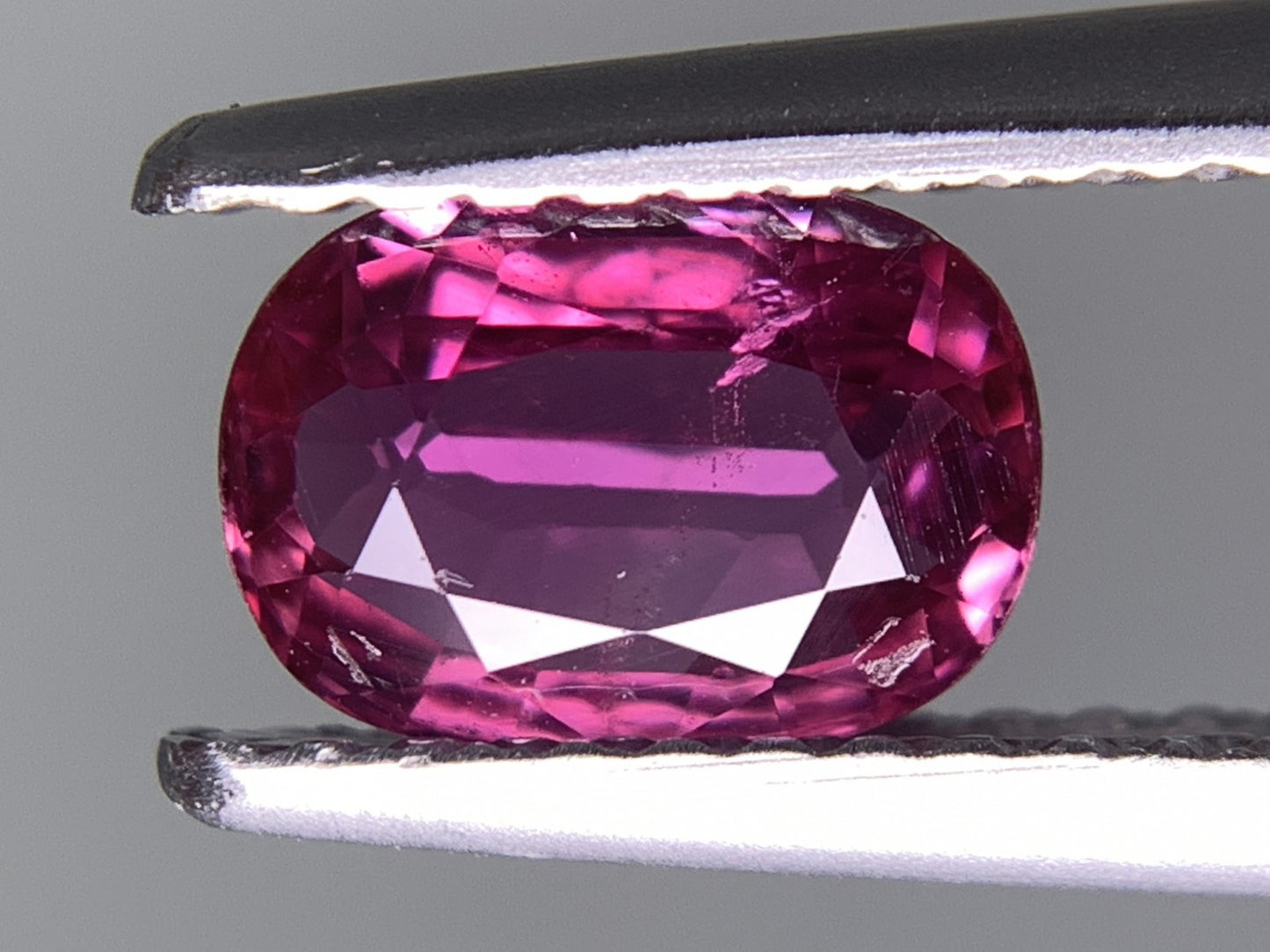 ルビー 天然 0.957ct 中央宝石ソーティング付き 7.14㎜×5.19㎜×2.55㎜ ルース（ 裸石 ） 7137Y