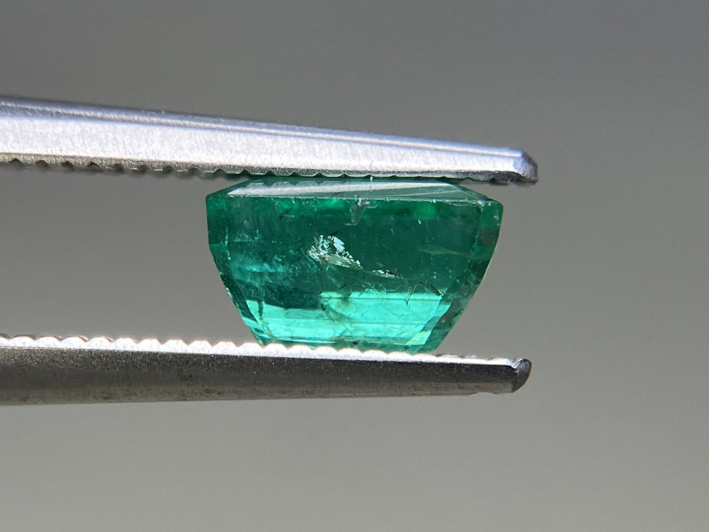 エメラルド  天然  1.418ct  中央宝石ソーティング付き 7.13㎜×5.56㎜×4.37㎜   天然 ルース（ 裸石 ） 5772YY