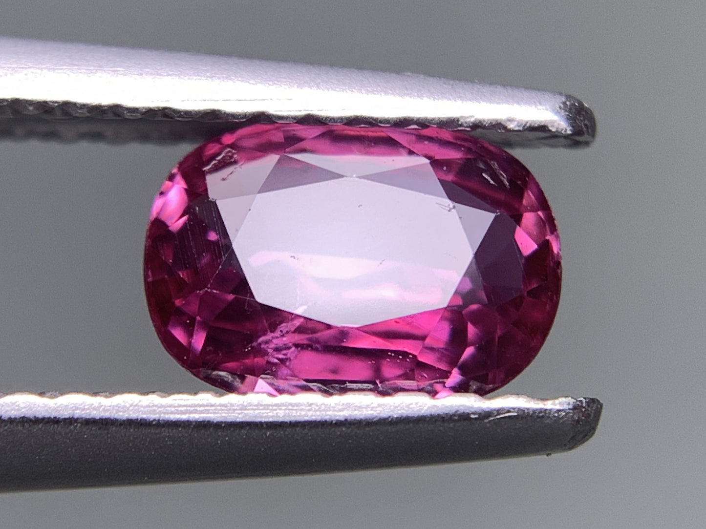 ルビー 天然 0.957ct 中央宝石ソーティング付き 7.14㎜×5.19㎜×2.55㎜ ルース（ 裸石 ） 7137Y