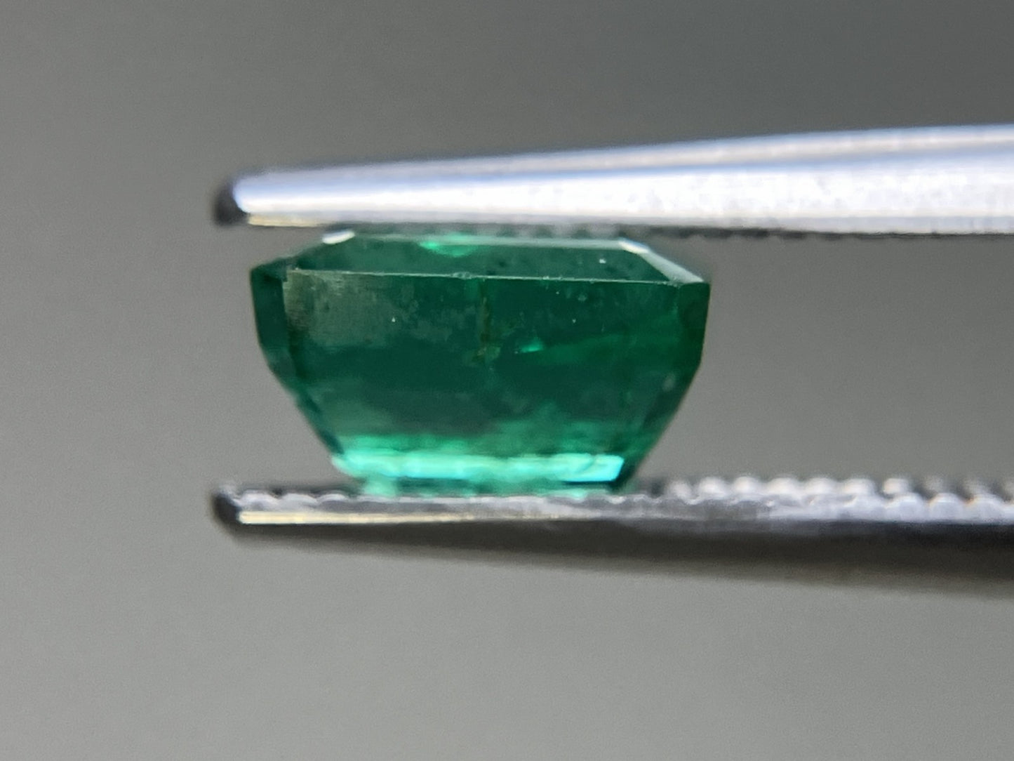 エメラルド  天然  1.418ct  中央宝石ソーティング付き 7.13㎜×5.56㎜×4.37㎜   天然 ルース（ 裸石 ） 5772YY