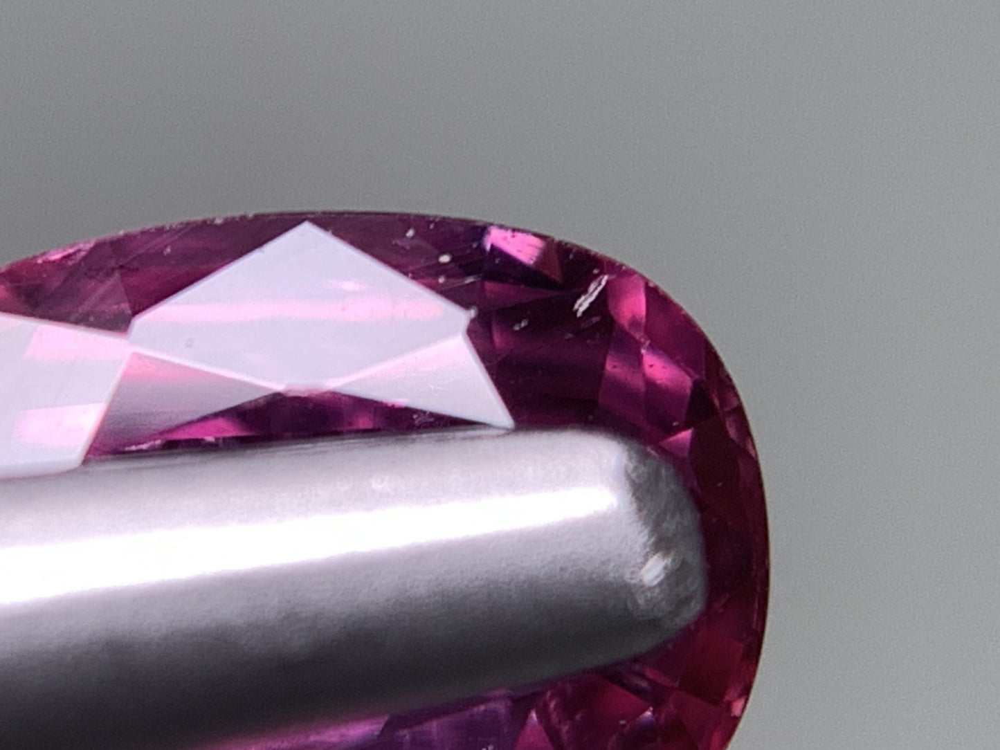 ルビー 天然 0.957ct 中央宝石ソーティング付き 7.14㎜×5.19㎜×2.55㎜ ルース（ 裸石 ） 7137Y