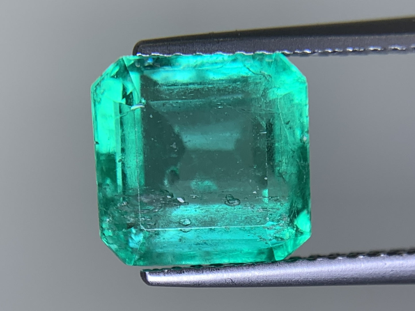 エメラルド 天然 3.858ct 中央宝石鑑別書付き Colombia産 9.07㎜×8.92㎜×6.11㎜ ルース（ 裸石 ） 6344Y
