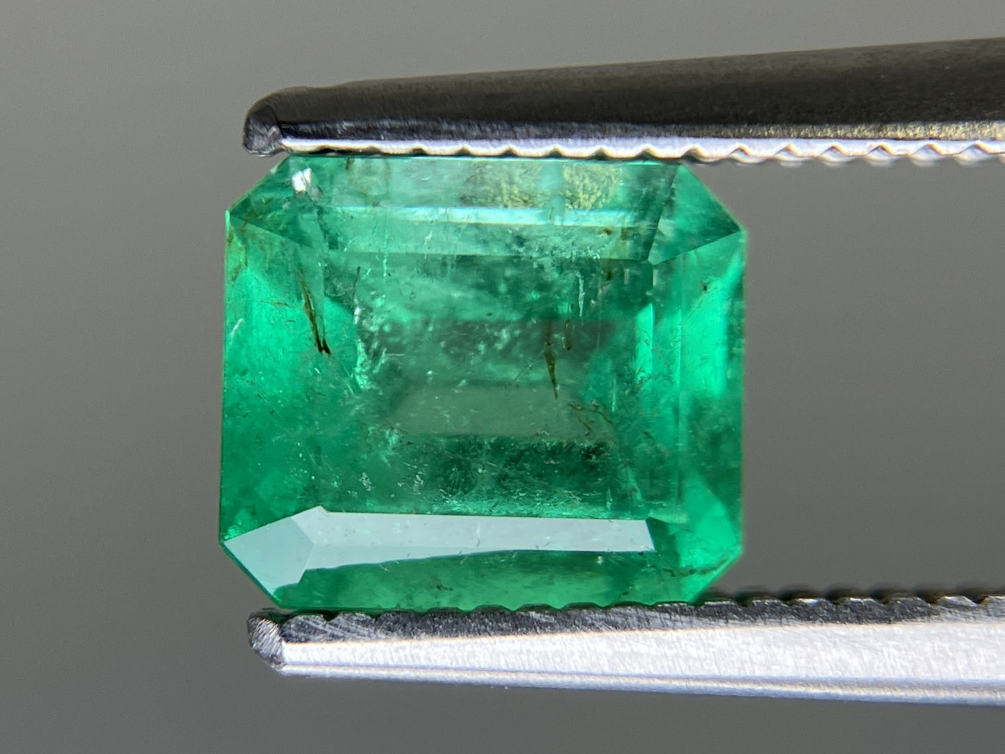 エメラルド  天然  1.199ct  中央宝石ソーティング付き 7.00㎜×6.16㎜×4.02㎜   天然 ルース（ 裸石 ） 5762YY
