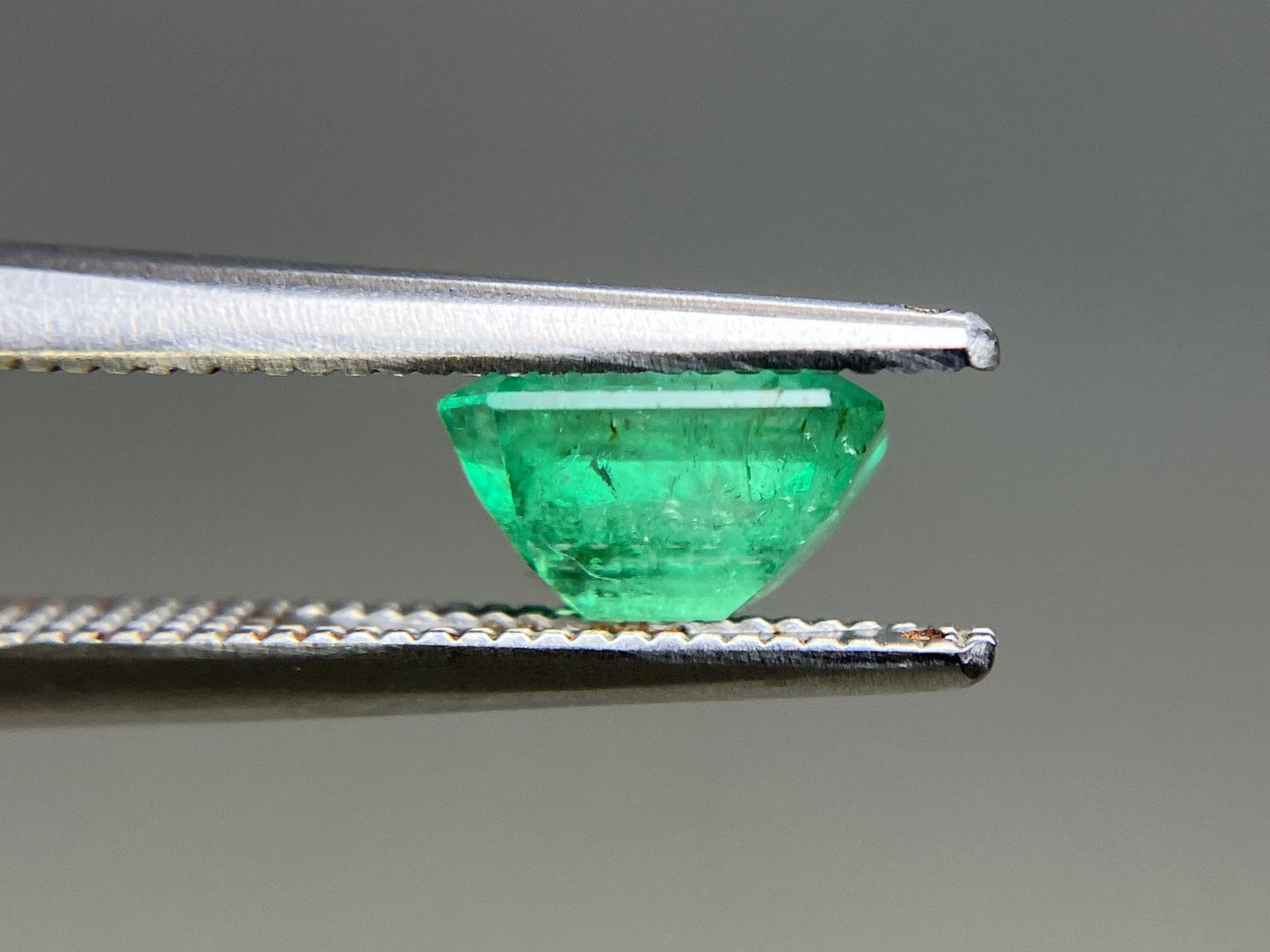 エメラルド  天然  1.199ct  中央宝石ソーティング付き 7.00㎜×6.16㎜×4.02㎜   天然 ルース（ 裸石 ） 5762YY