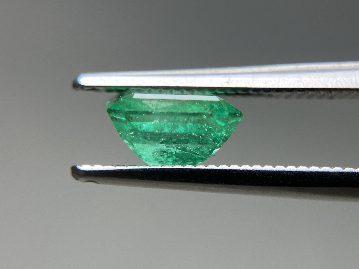 エメラルド  天然  1.199ct  中央宝石ソーティング付き 7.00㎜×6.16㎜×4.02㎜   天然 ルース（ 裸石 ） 5762YY