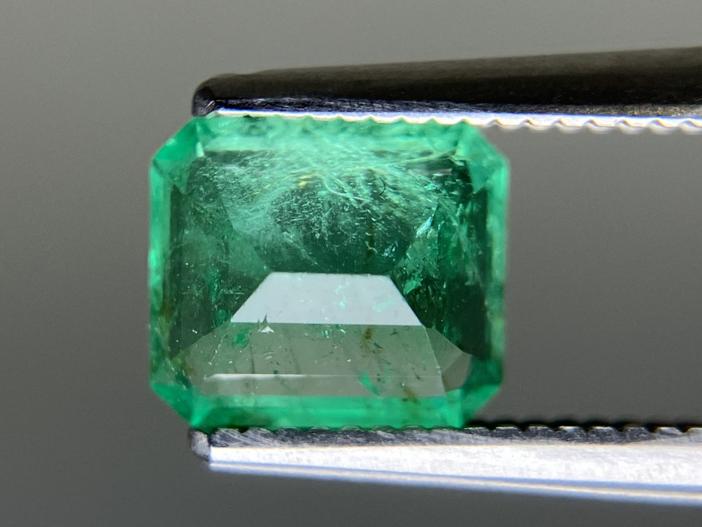 エメラルド  天然  1.199ct  中央宝石ソーティング付き 7.00㎜×6.16㎜×4.02㎜   天然 ルース（ 裸石 ） 5762YY
