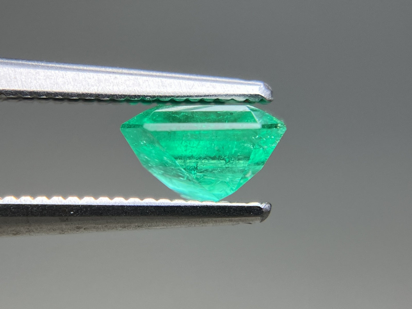 エメラルド  天然  1.132ct  中央宝石ソーティング付き 6.51㎜×6.35㎜×4.11㎜   天然 ルース（ 裸石 ） 5788YY