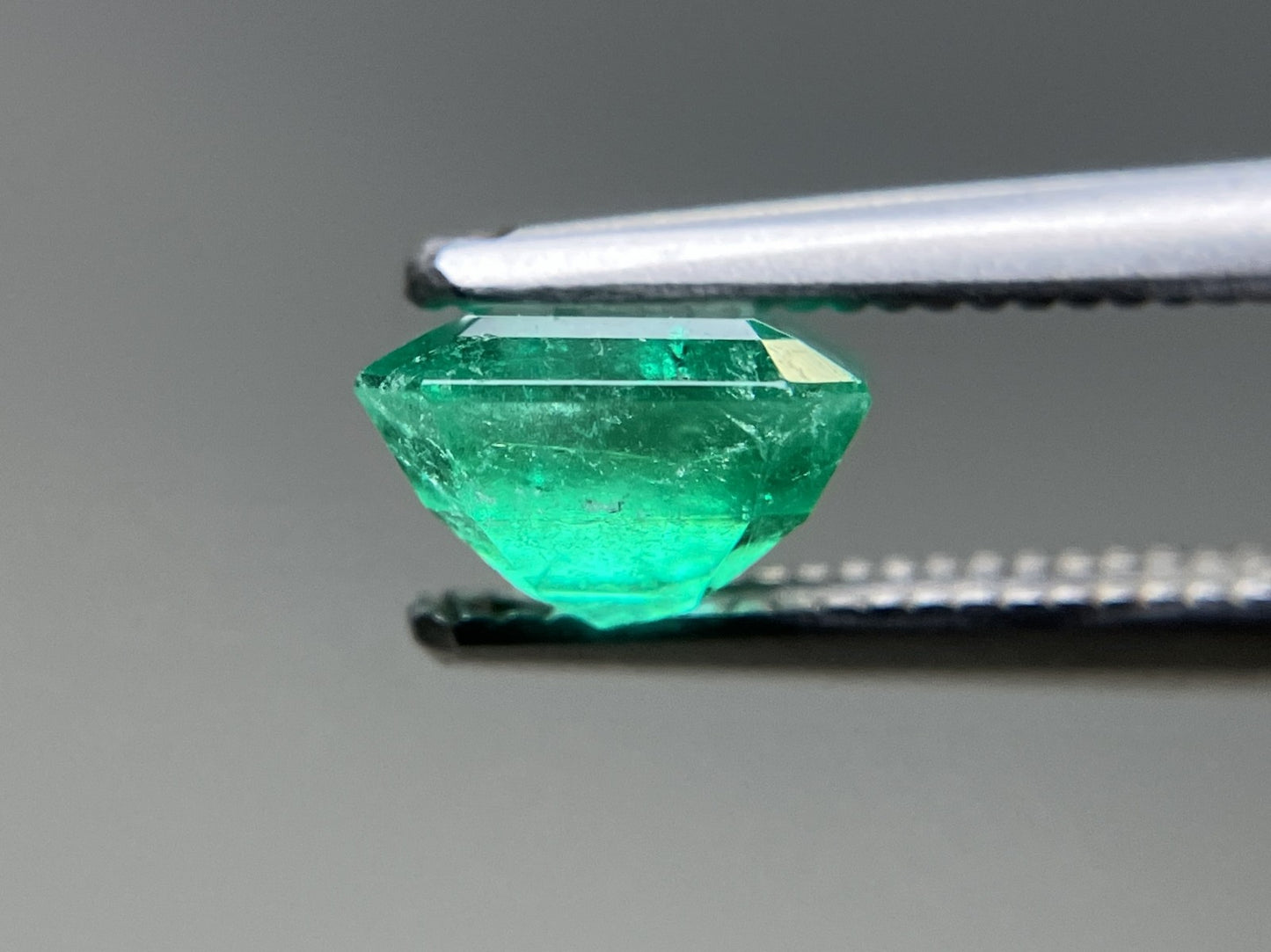 エメラルド  天然  1.132ct  中央宝石ソーティング付き 6.51㎜×6.35㎜×4.11㎜   天然 ルース（ 裸石 ） 5788YY