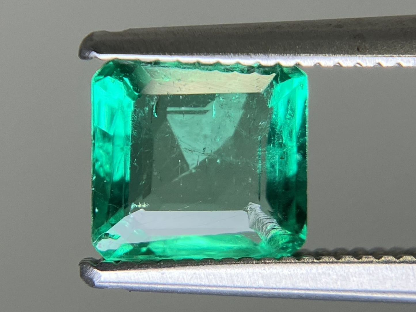 エメラルド  天然  1.235ct  中央宝石ソーティング付き 6.52㎜×6.12㎜×3.41㎜   天然 ルース（ 裸石 ） 5837YY