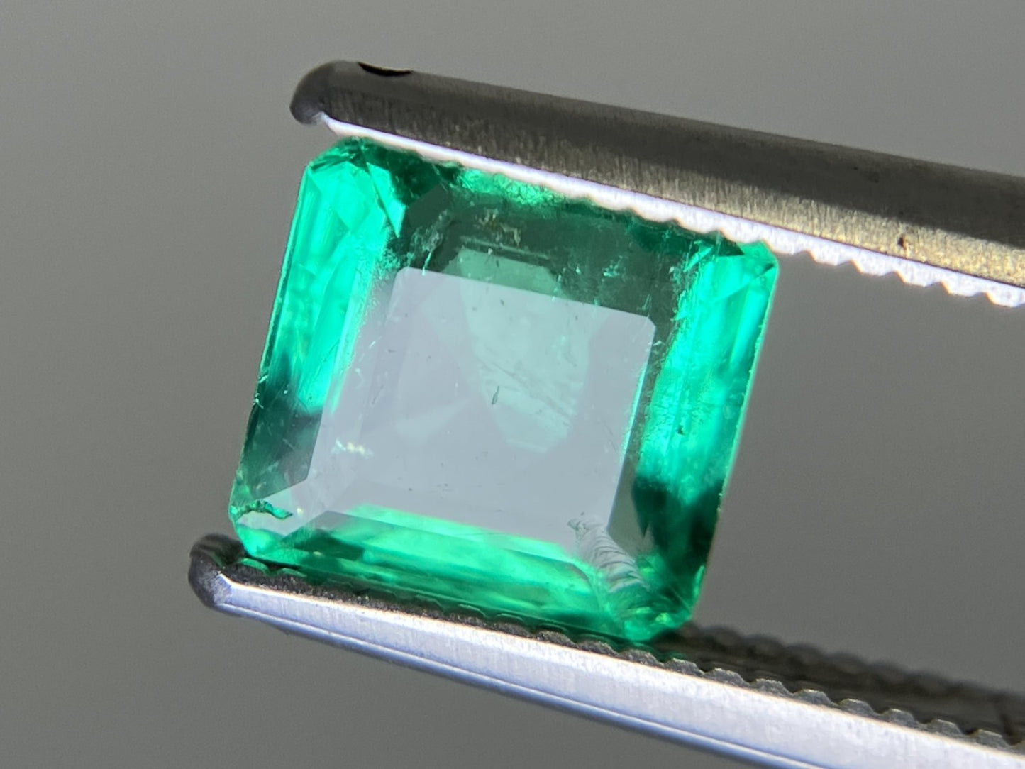 エメラルド  天然  1.235ct  中央宝石ソーティング付き 6.52㎜×6.12㎜×3.41㎜   天然 ルース（ 裸石 ） 5837YY