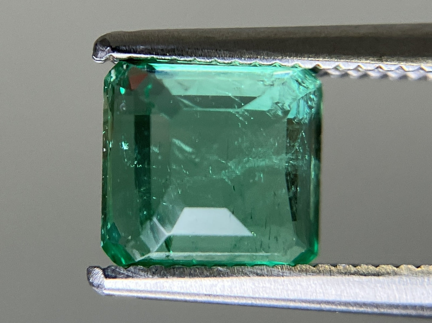エメラルド  天然  1.235ct  中央宝石ソーティング付き 6.52㎜×6.12㎜×3.41㎜   天然 ルース（ 裸石 ） 5837YY
