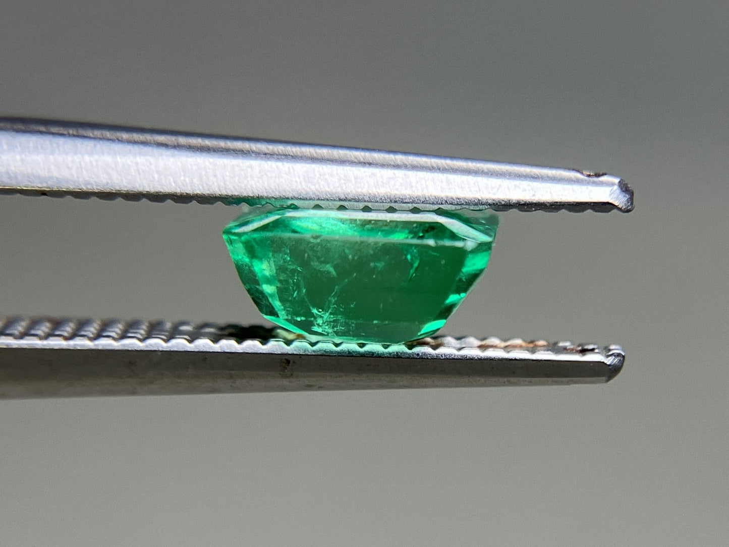 エメラルド  天然  1.235ct  中央宝石ソーティング付き 6.52㎜×6.12㎜×3.41㎜   天然 ルース（ 裸石 ） 5837YY