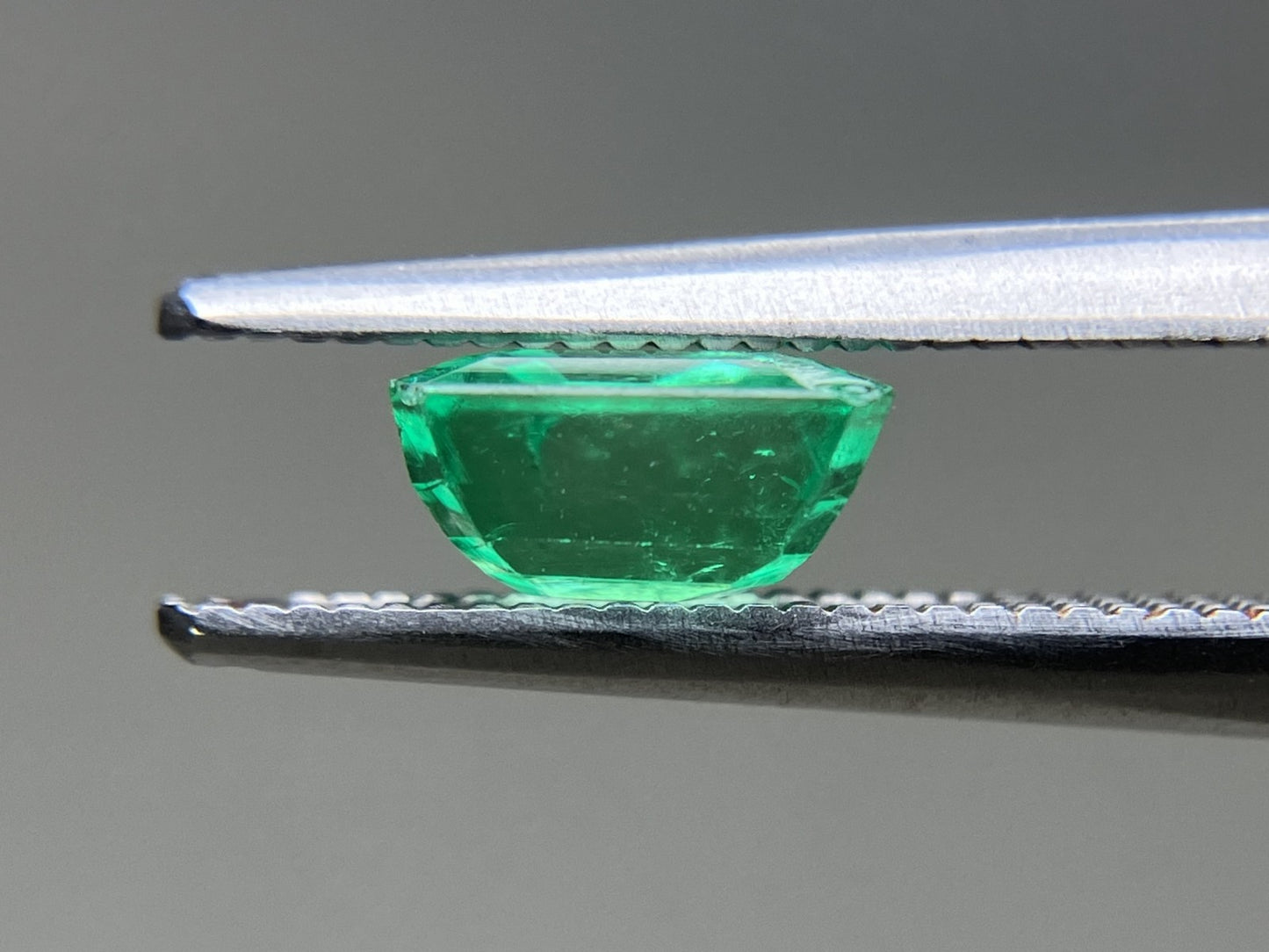 エメラルド  天然  1.235ct  中央宝石ソーティング付き 6.52㎜×6.12㎜×3.41㎜   天然 ルース（ 裸石 ） 5837YY