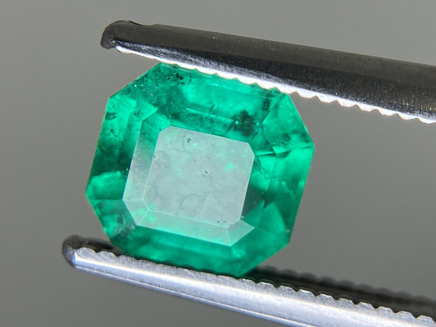 エメラルド  天然  1.043ct  中央宝石ソーティング付き 6.30㎜×6.07㎜×4.11㎜   天然 ルース（ 裸石 ） 5784YY