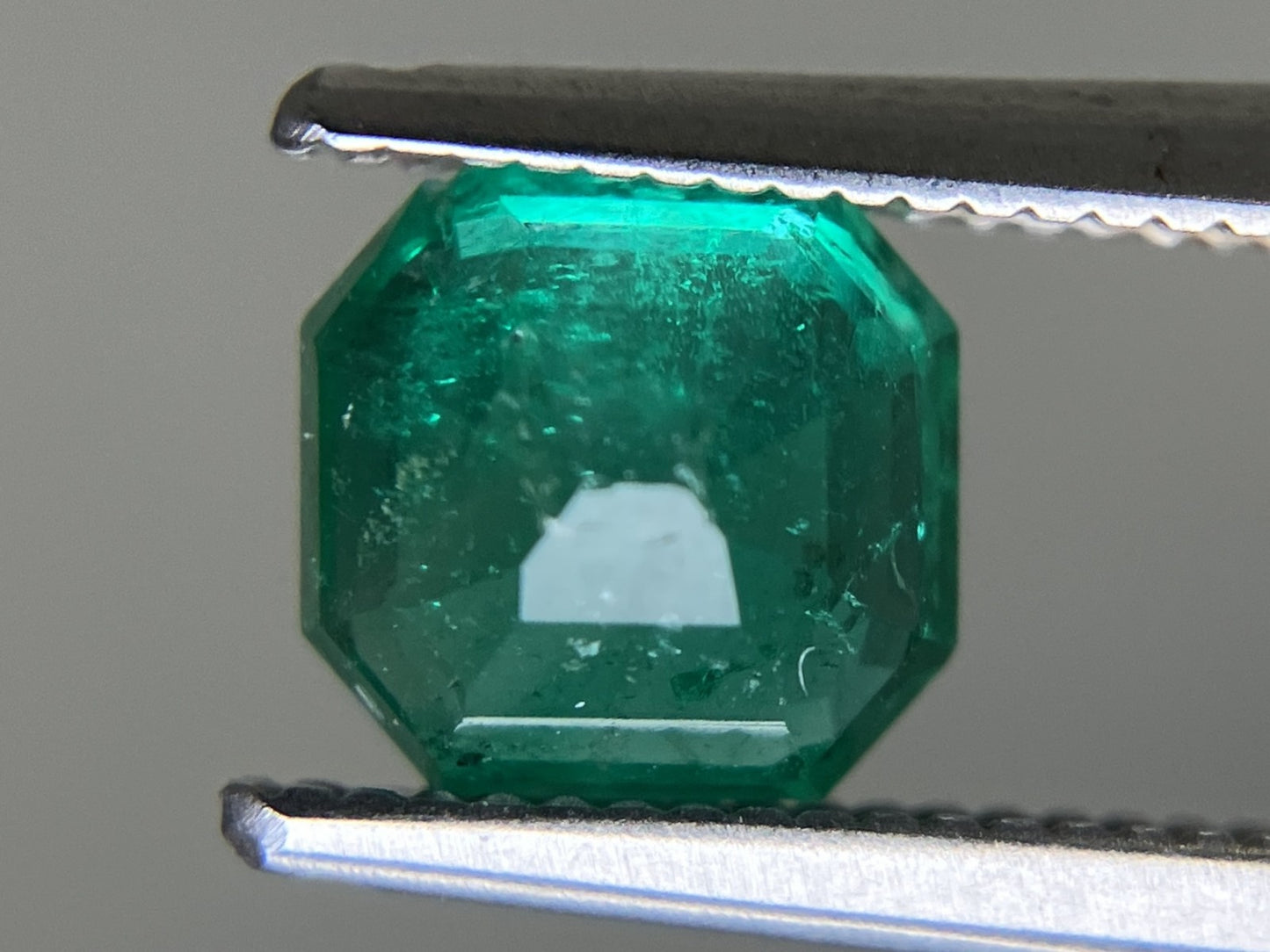 エメラルド  天然  1.043ct  中央宝石ソーティング付き 6.30㎜×6.07㎜×4.11㎜   天然 ルース（ 裸石 ） 5784YY