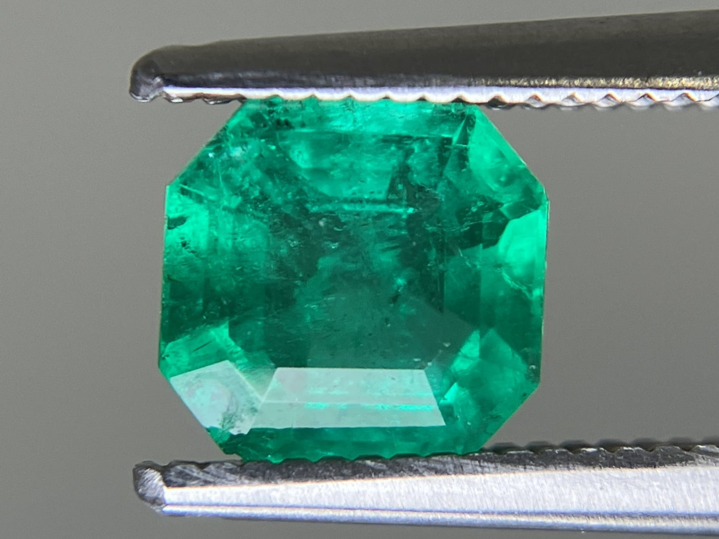 エメラルド  天然  1.043ct  中央宝石ソーティング付き 6.30㎜×6.07㎜×4.11㎜   天然 ルース（ 裸石 ） 5784YY
