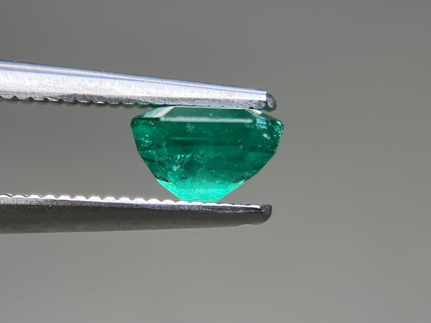 エメラルド  天然  1.043ct  中央宝石ソーティング付き 6.30㎜×6.07㎜×4.11㎜   天然 ルース（ 裸石 ） 5784YY