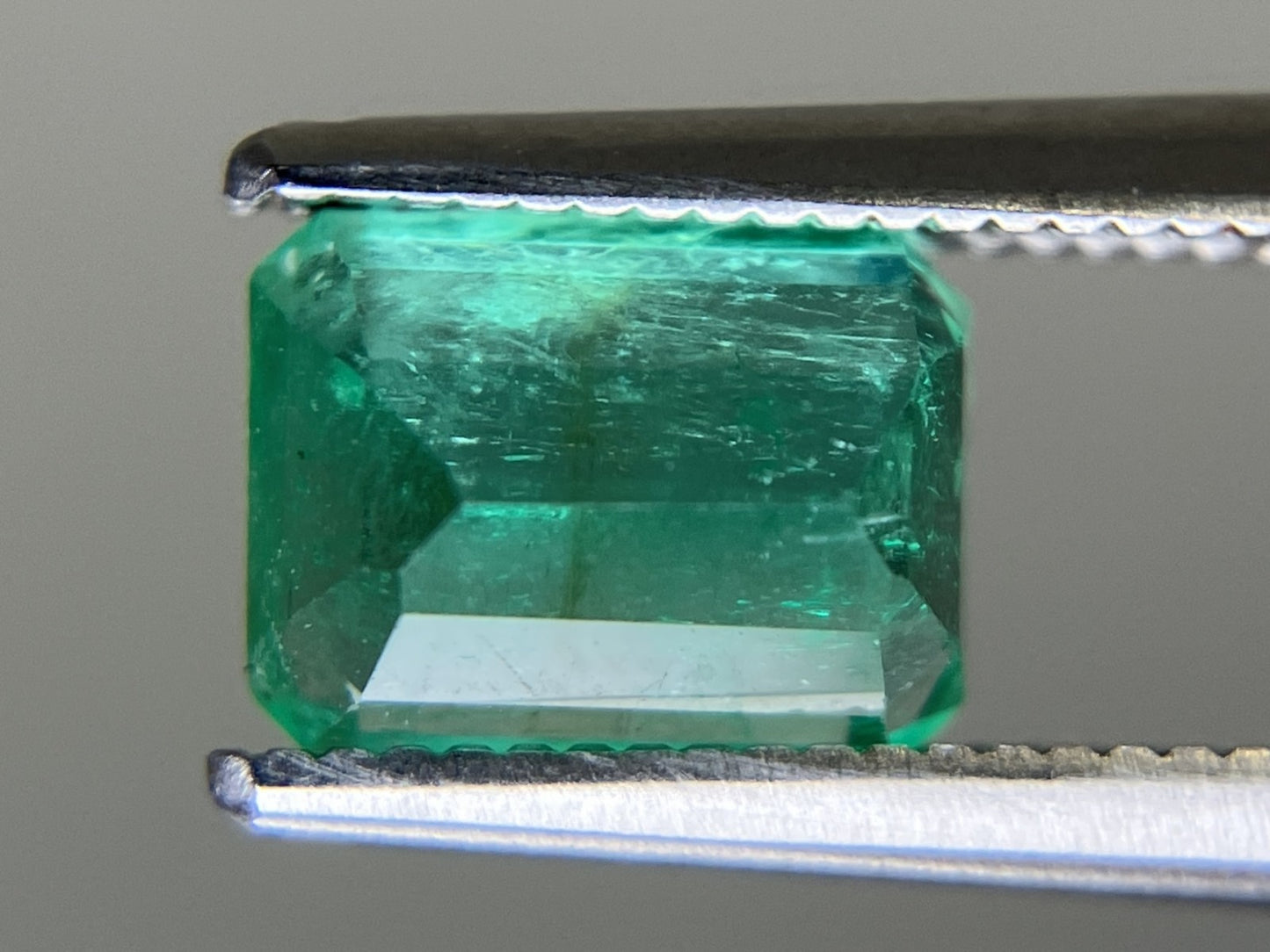 エメラルド  天然  1.518ct  中央宝石ソーティング付き 7.49㎜×5.64㎜×4.72㎜   天然 ルース（ 裸石 ） 5834YY