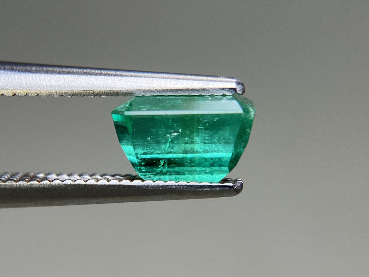 エメラルド  天然  1.518ct  中央宝石ソーティング付き 7.49㎜×5.64㎜×4.72㎜   天然 ルース（ 裸石 ） 5834YY