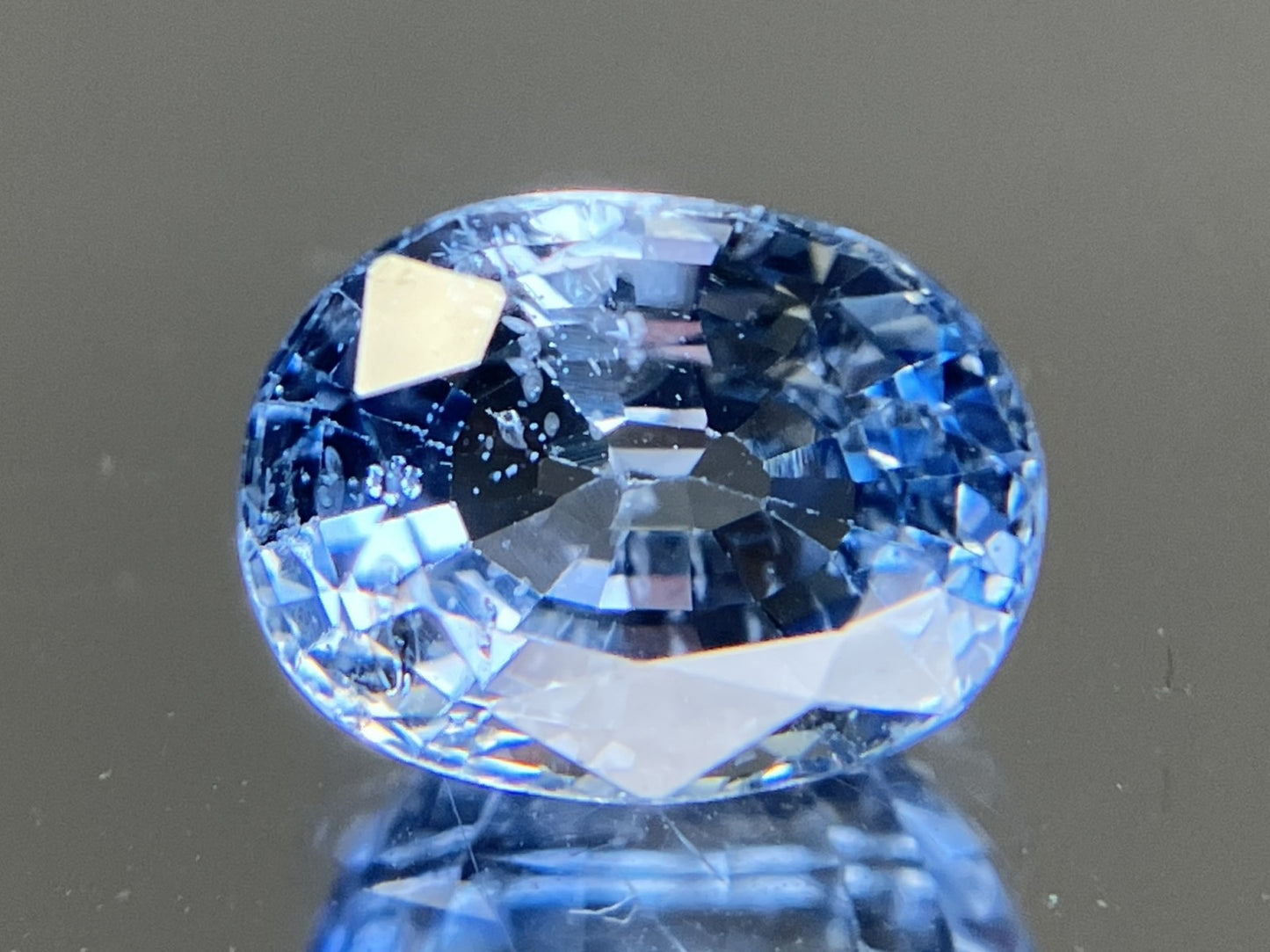 ブルーサファイア  天然  2.023ct  中央宝石ソーティング付き 8.12㎜×6.17㎜×4.45㎜   天然 ルース（ 裸石 ） 5779YY