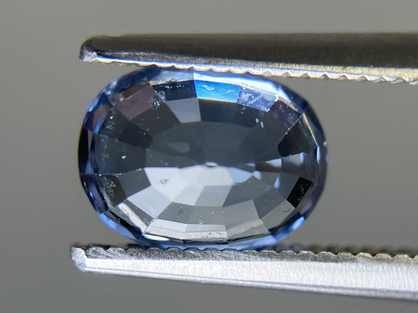 ブルーサファイア  天然  2.023ct  中央宝石ソーティング付き 8.12㎜×6.17㎜×4.45㎜   天然 ルース（ 裸石 ） 5779YY