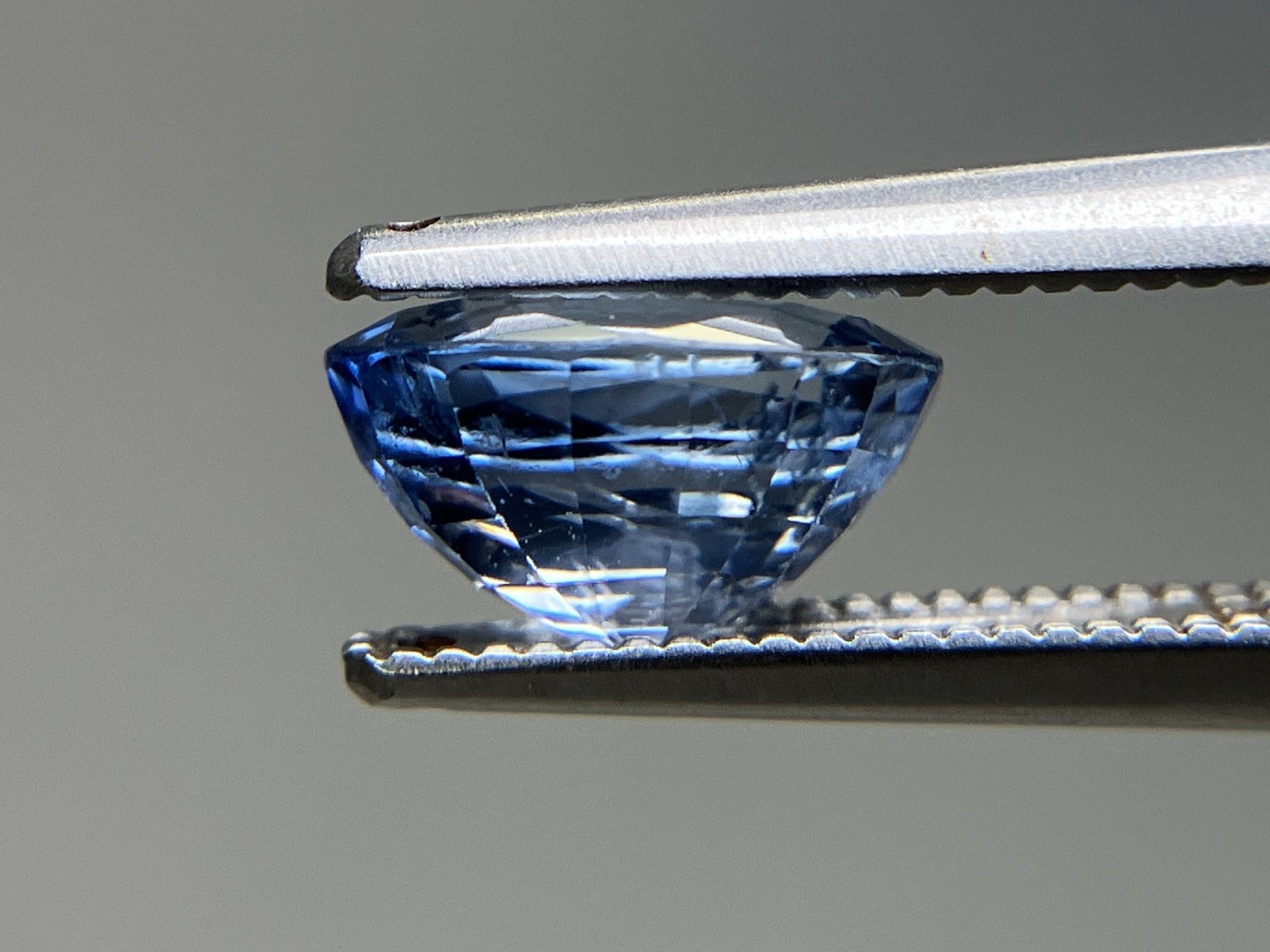 ブルーサファイア  天然  2.023ct  中央宝石ソーティング付き 8.12㎜×6.17㎜×4.45㎜   天然 ルース（ 裸石 ） 5779YY