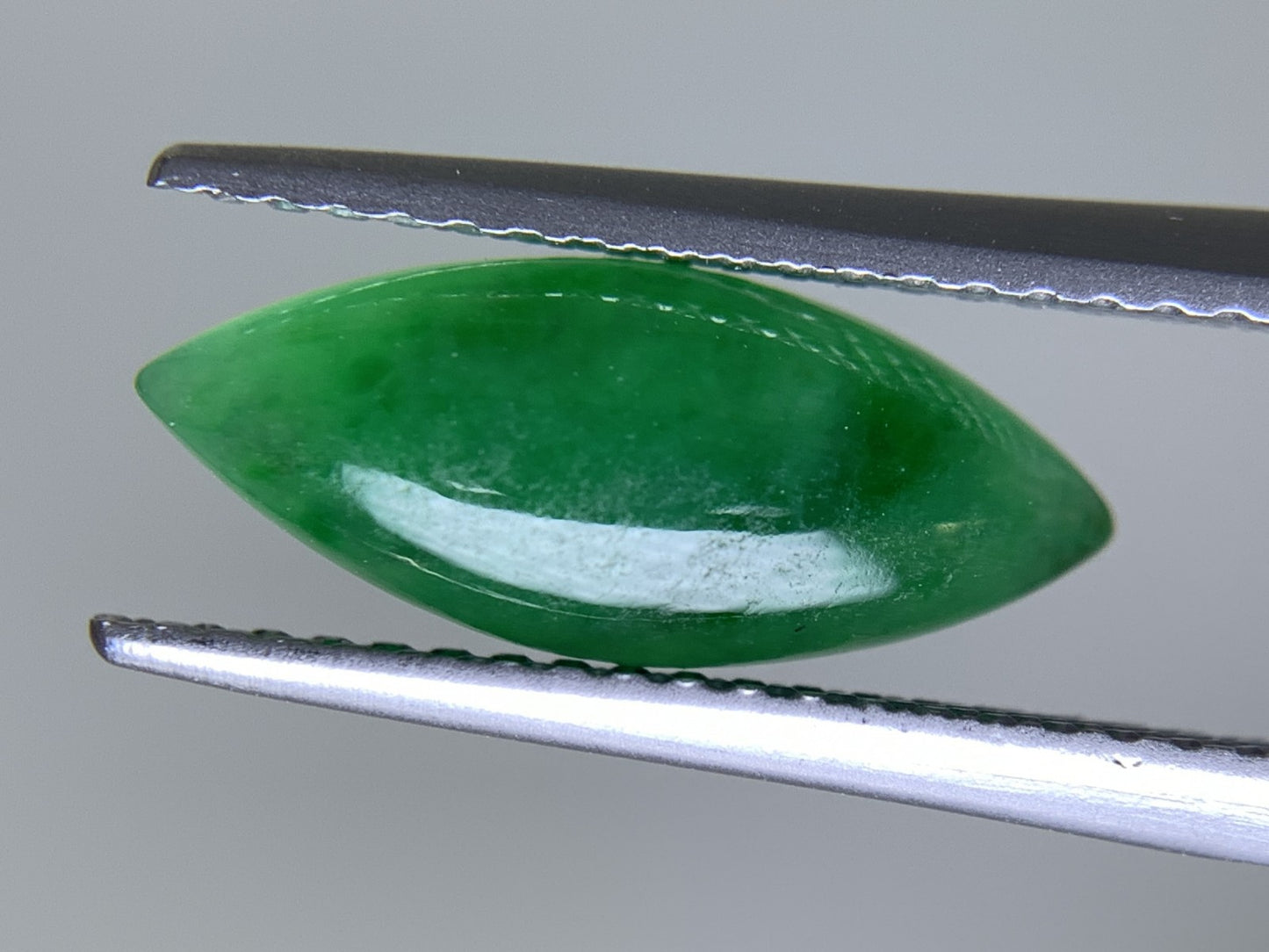 ヒスイ 翡翠  天然  1.977ct  宝石ソーティング付き  14.0㎜×5.8㎜×2.7㎜   ルース（ 裸石 ） 5282Y