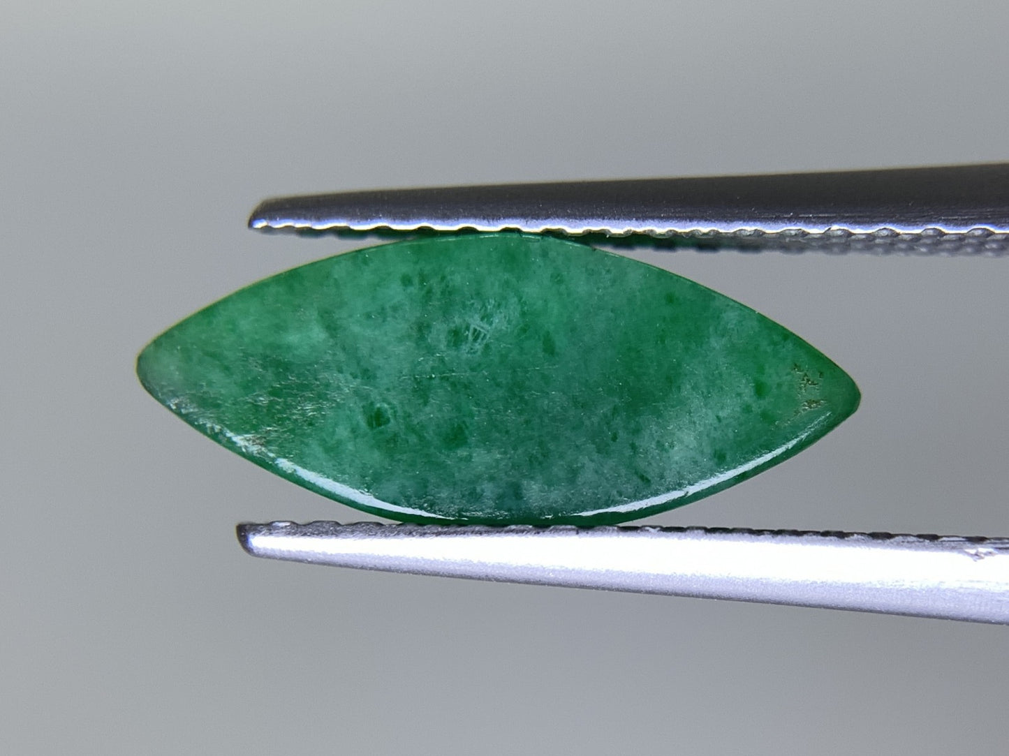 ヒスイ 翡翠  天然  1.908ct  宝石ソーティング付き  14.3㎜×6.0㎜×2.6㎜   ルース（ 裸石 ） 5283Y