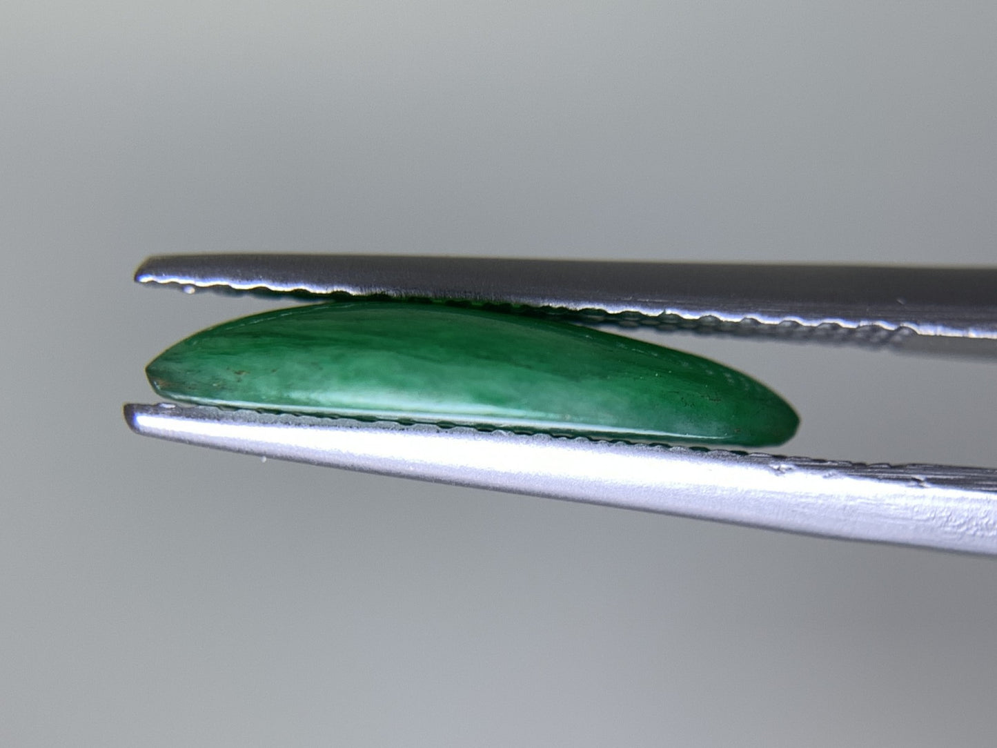 ヒスイ 翡翠  天然  1.908ct  宝石ソーティング付き  14.3㎜×6.0㎜×2.6㎜   ルース（ 裸石 ） 5283Y