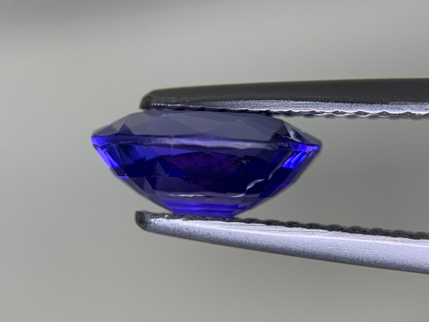 タンザナイト 2.526ct  宝石ソーティング付き  9.8㎜×7.6㎜×4.5㎜  ルース（ 裸石 ） 4125Y