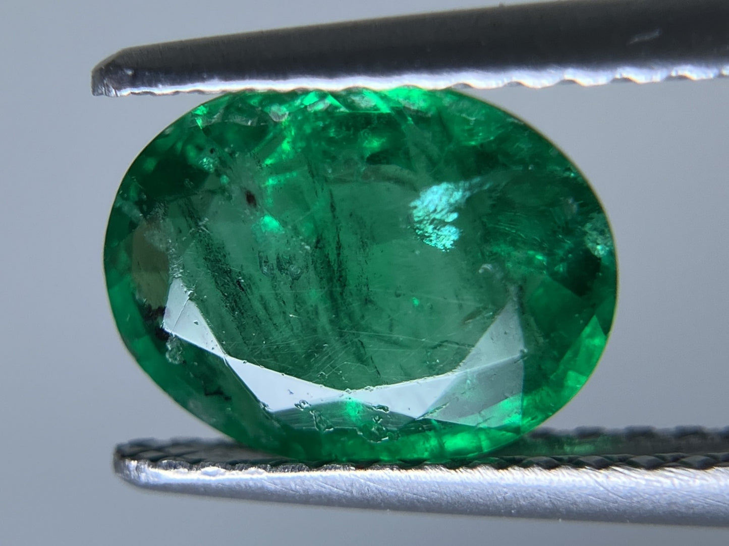 エメラルド 1.799ct 中央宝石ソーティング付き  9.06㎜×6.91㎜×4.31㎜  ルース（ 裸石 ） 3862YY
