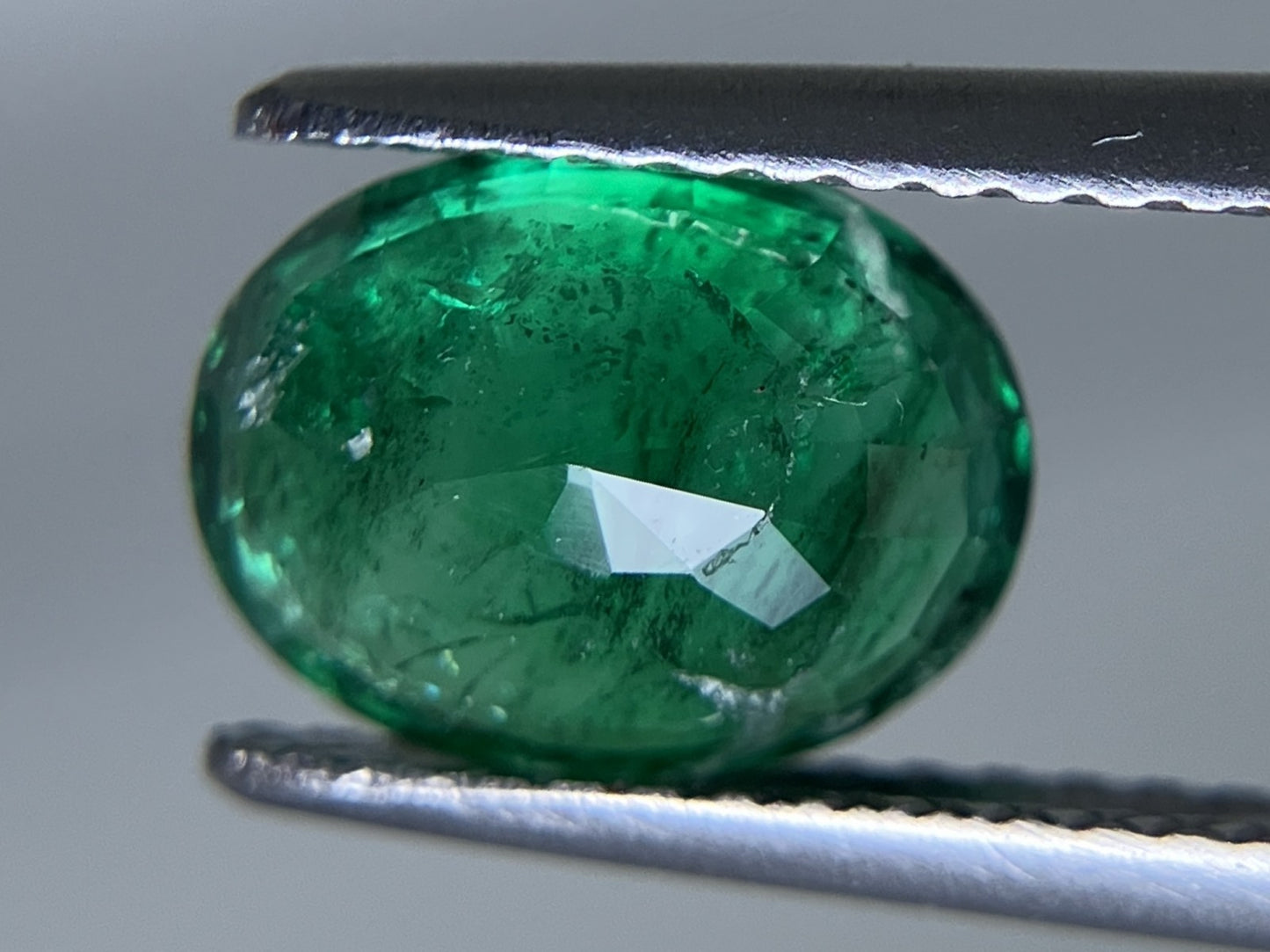 エメラルド 1.799ct 中央宝石ソーティング付き  9.06㎜×6.91㎜×4.31㎜  ルース（ 裸石 ） 3862YY