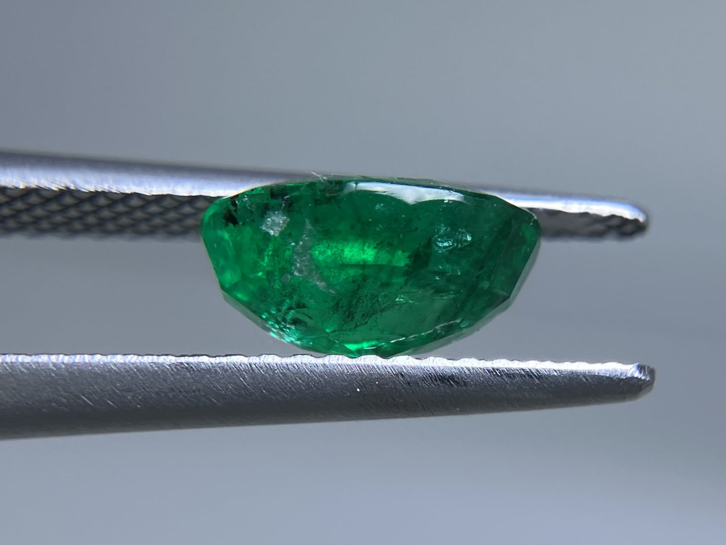 エメラルド 1.799ct 中央宝石ソーティング付き  9.06㎜×6.91㎜×4.31㎜  ルース（ 裸石 ） 3862YY