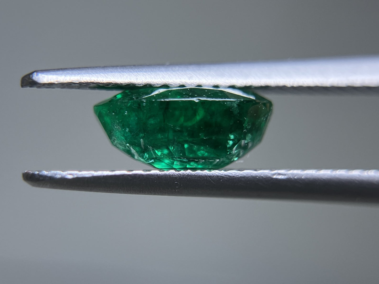 エメラルド 1.799ct 中央宝石ソーティング付き  9.06㎜×6.91㎜×4.31㎜  ルース（ 裸石 ） 3862YY