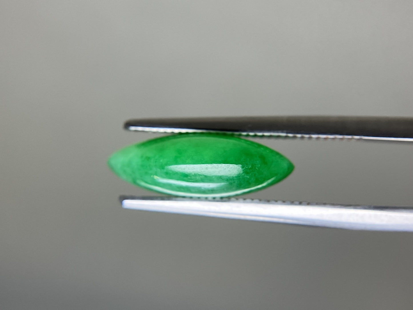ヒスイ 翡翠 天然 6.105ct 宝石ソーティング付き 15.3㎜×9.6㎜×5.0㎜ ルース（ 裸石 ） 5752YY
