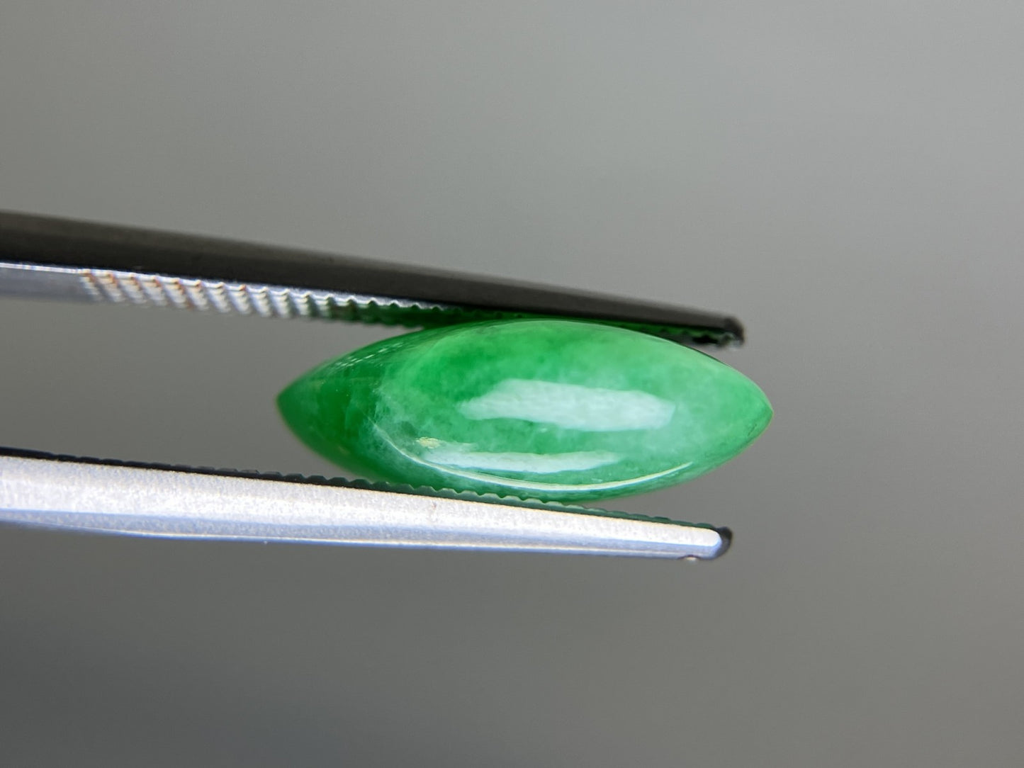 ヒスイ 翡翠 天然 6.105ct 宝石ソーティング付き 15.3㎜×9.6㎜×5.0㎜ ルース（ 裸石 ） 5752YY