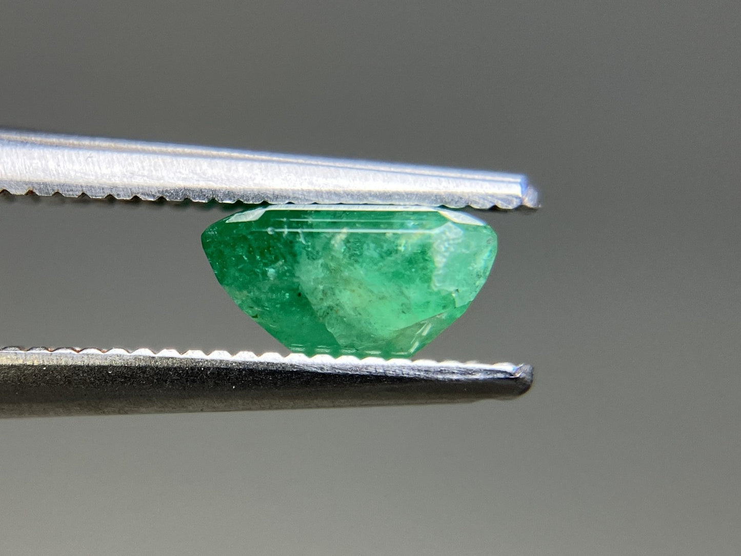 エメラルド 天然  1.171ct  宝石ソーティング付き  6.7㎜×5.7㎜×3.6㎜ ルース（ 裸石 ）  5935YY