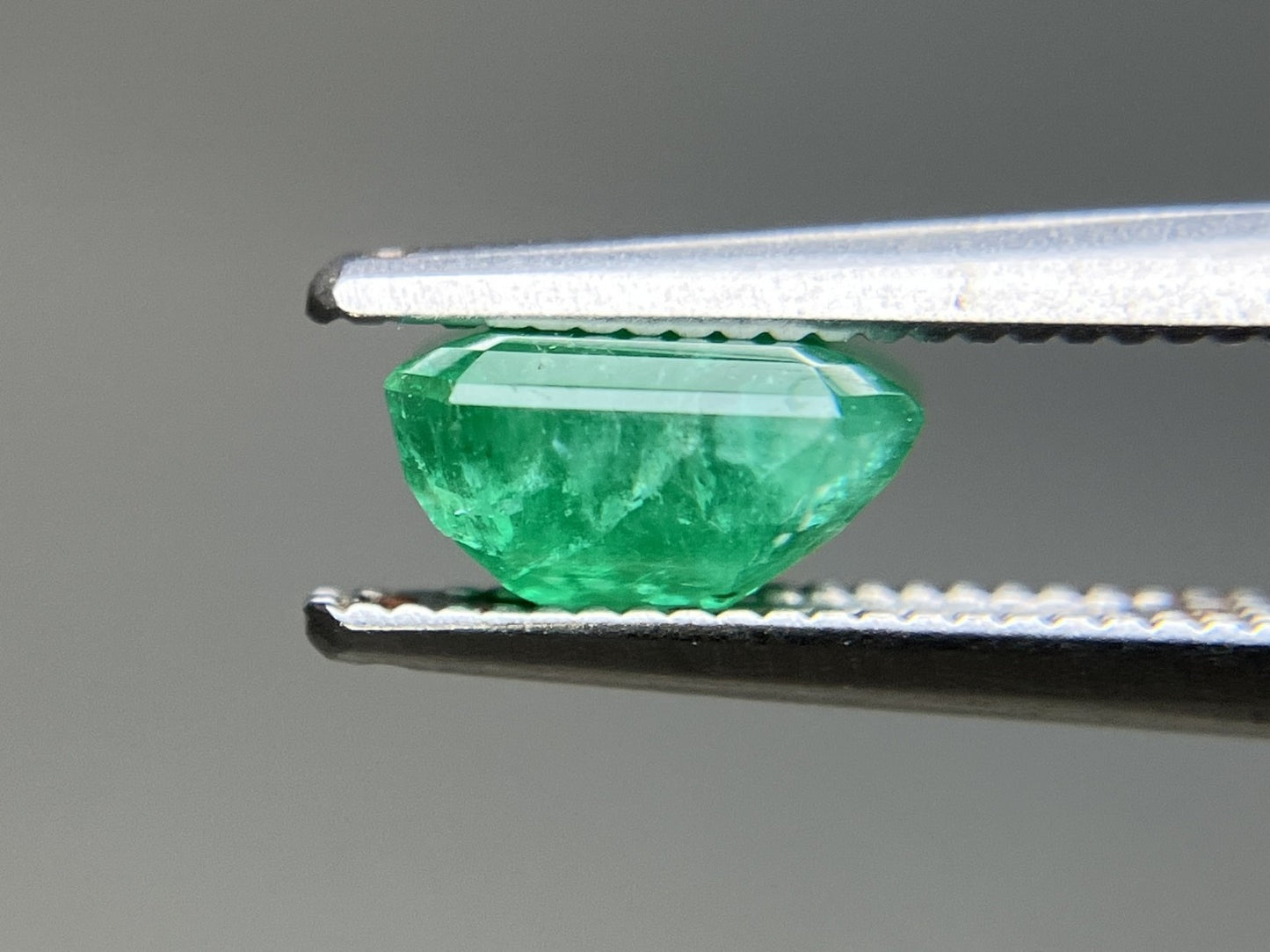 エメラルド 天然  1.171ct  宝石ソーティング付き  6.7㎜×5.7㎜×3.6㎜ ルース（ 裸石 ）  5935YY