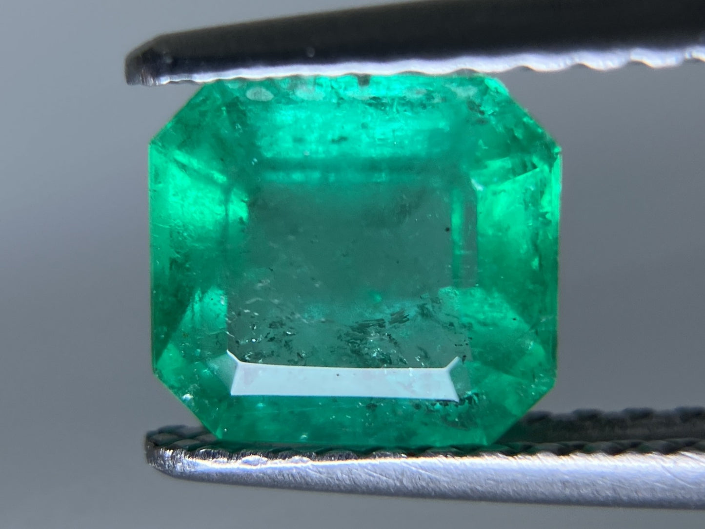 エメラルド 1.251ct 中央宝石ソーティング付き  6.81㎜×6.24㎜×4.04㎜  ルース（ 裸石 ） 3865YY