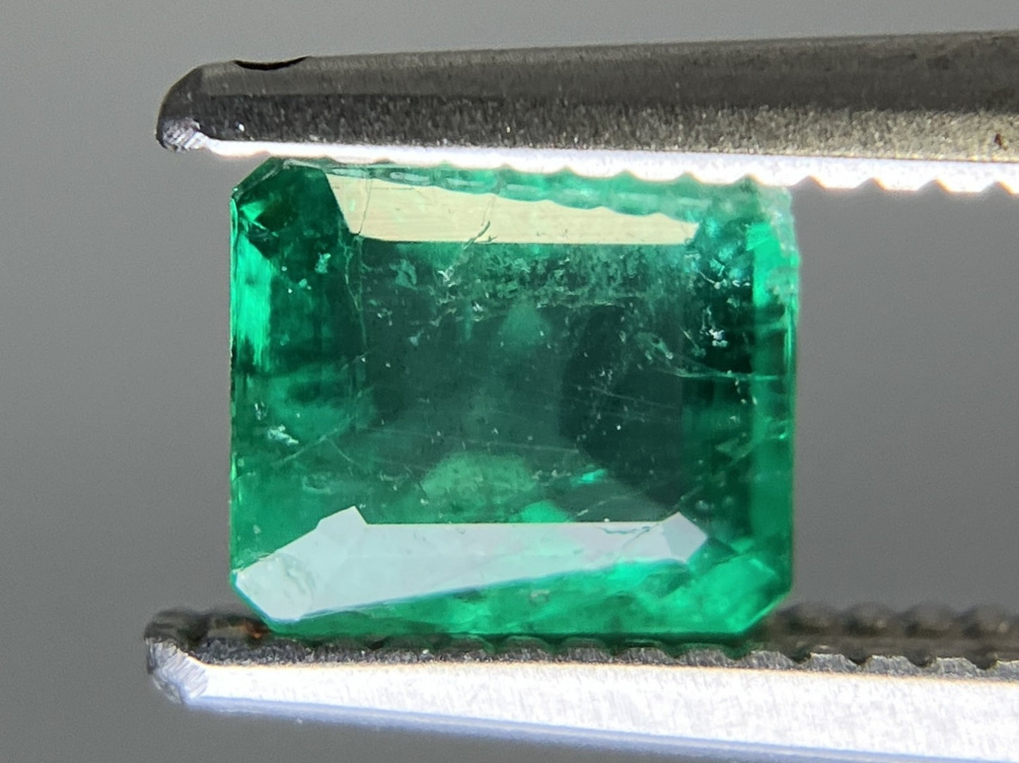 エメラルド 天然  0.856ct  宝石ソーティング付き  5.7㎜×4.9㎜×3.5㎜ ルース（ 裸石 ）  5861YY
