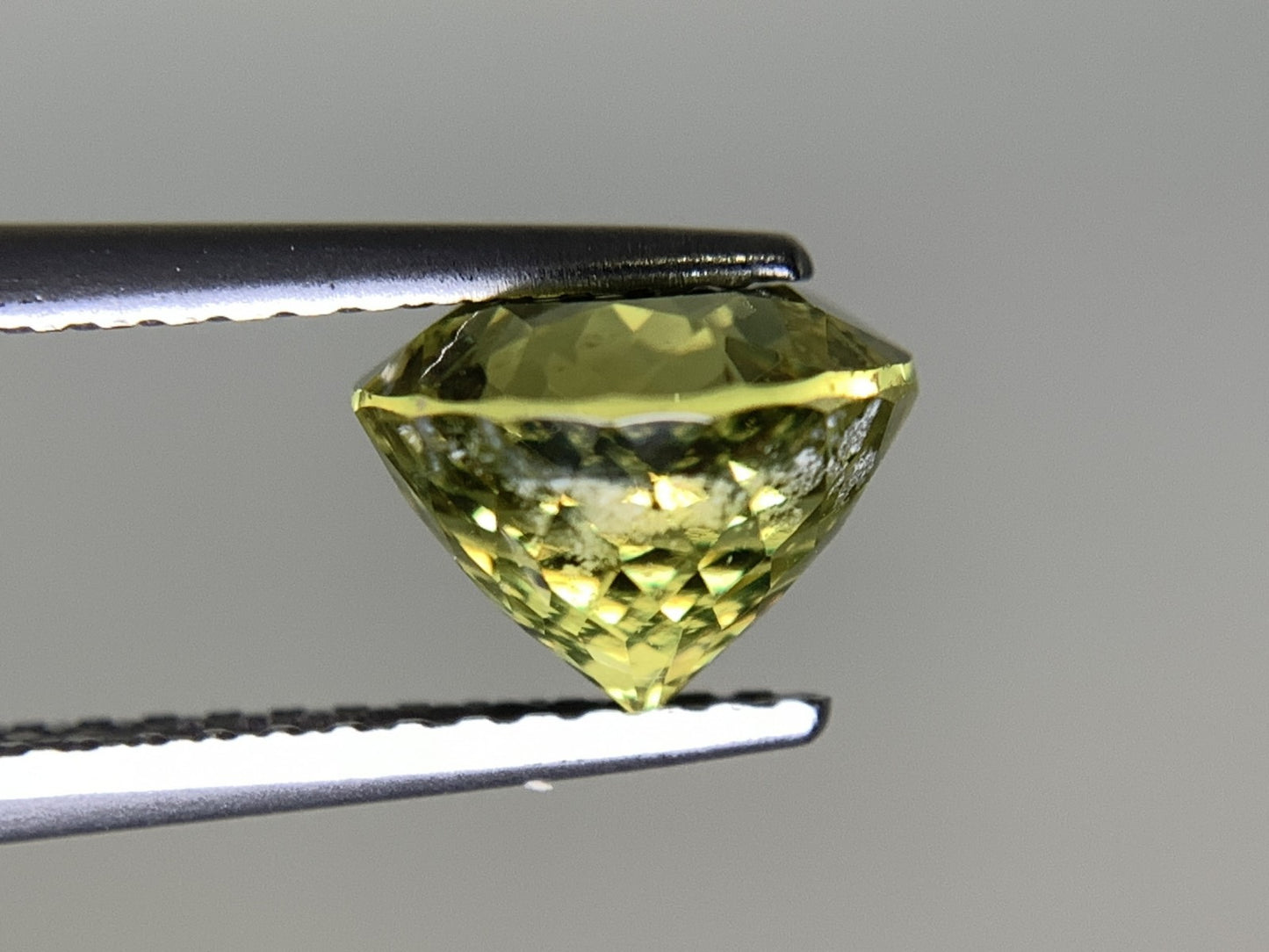 グロシュラライト/アンドラダイトガーネット 2.467ct  宝石ソーティング付き  7.6㎜×7.6㎜×5.7㎜  天然 ルース（ 裸石 ） 4482Y