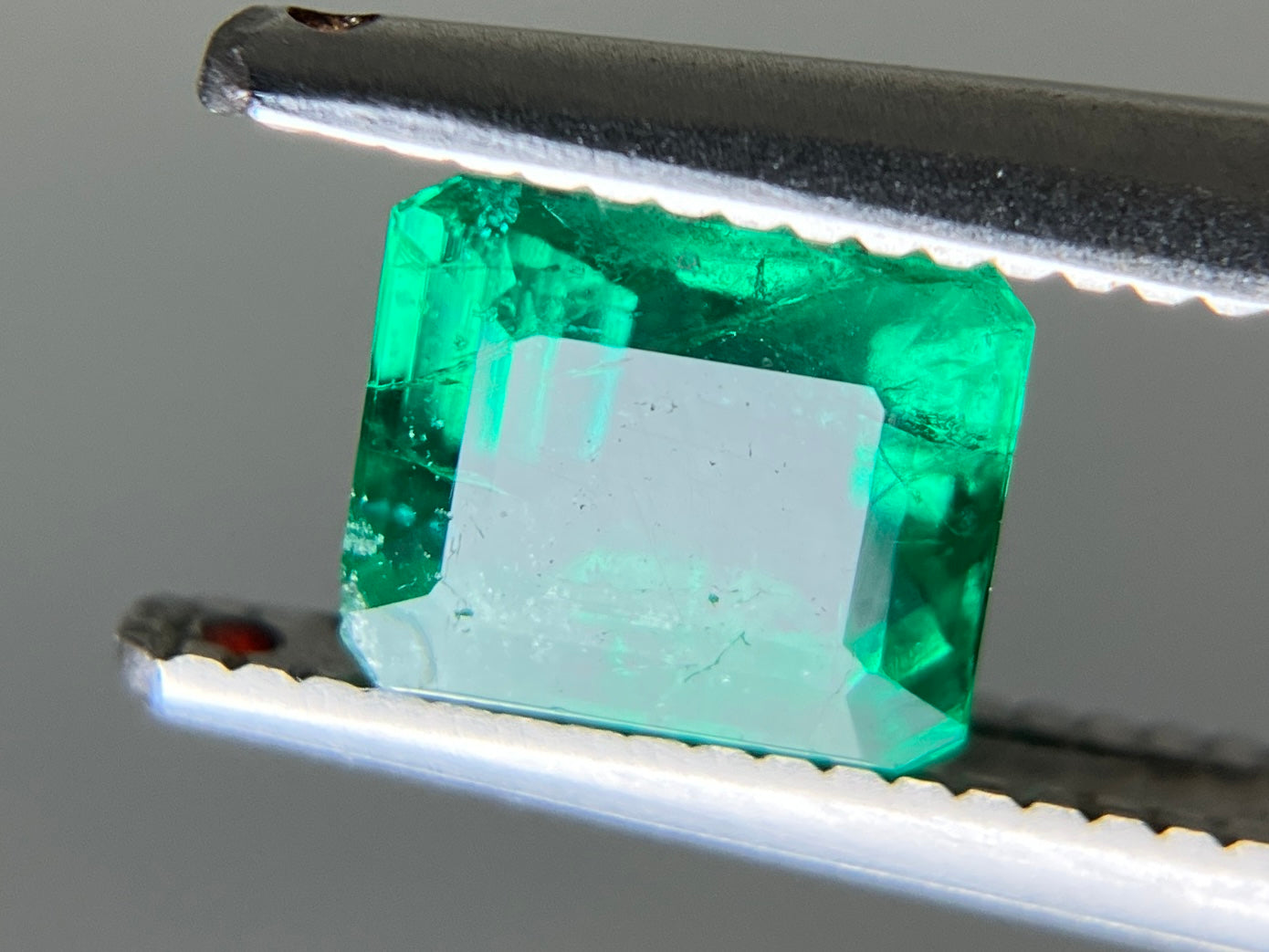 エメラルド 天然  0.856ct  宝石ソーティング付き  5.7㎜×4.9㎜×3.5㎜ ルース（ 裸石 ）  5861YY
