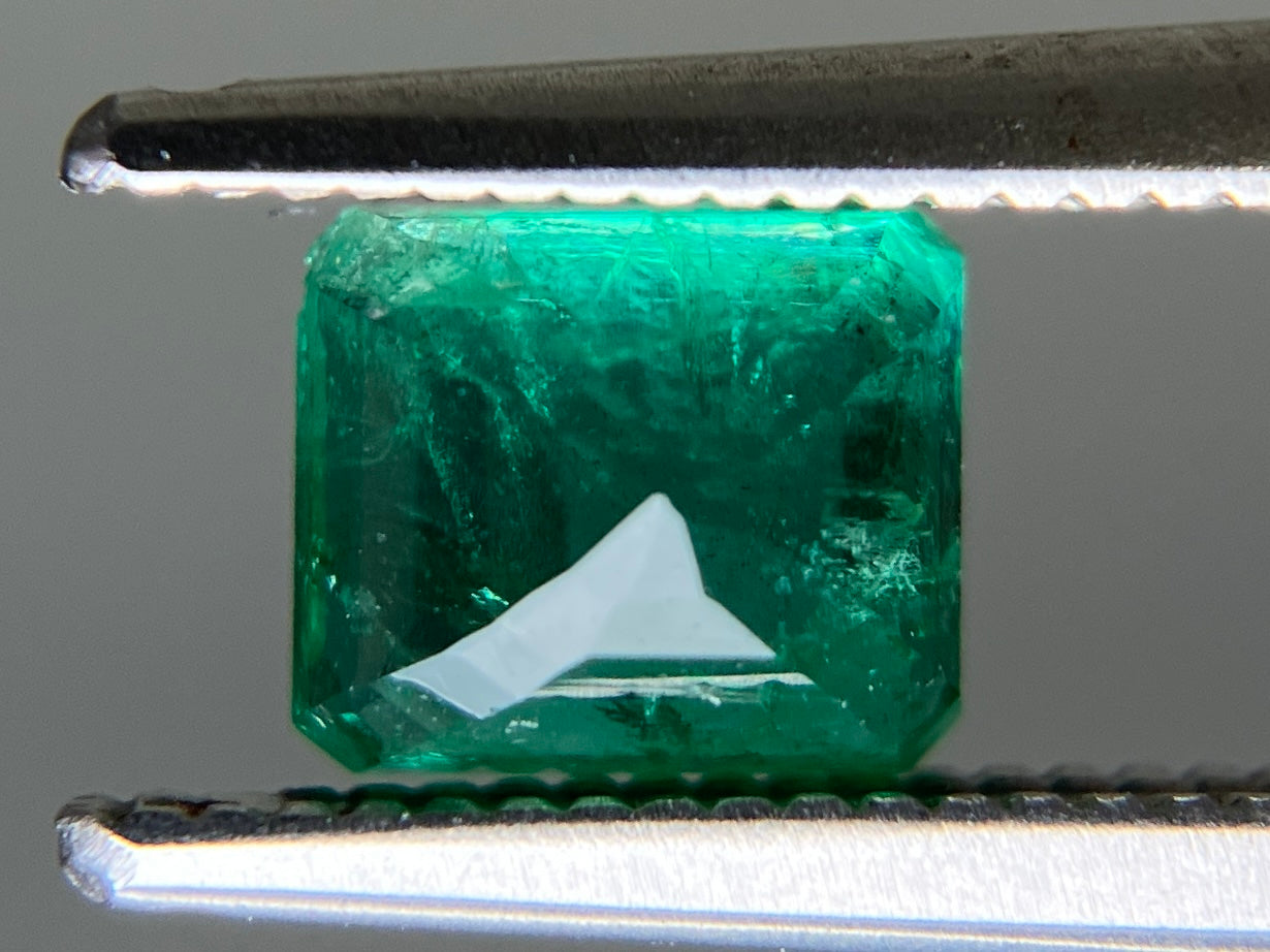 エメラルド 天然  0.856ct  宝石ソーティング付き  5.7㎜×4.9㎜×3.5㎜ ルース（ 裸石 ）  5861YY