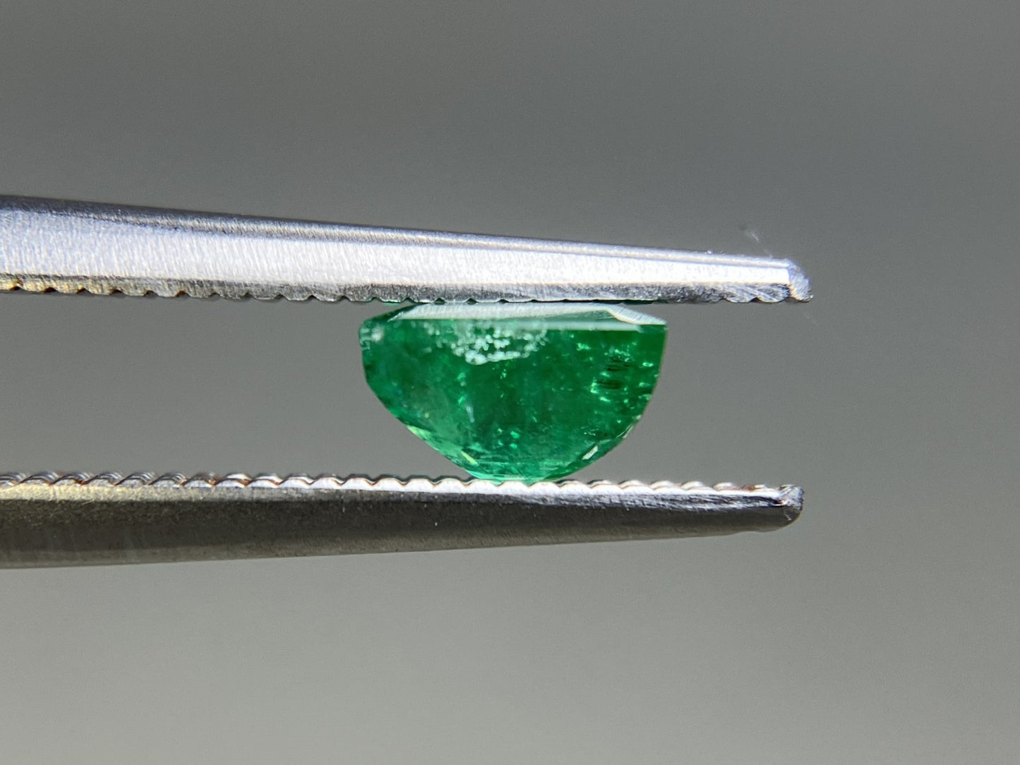 エメラルド 天然  0.856ct  宝石ソーティング付き  5.7㎜×4.9㎜×3.5㎜ ルース（ 裸石 ）  5861YY