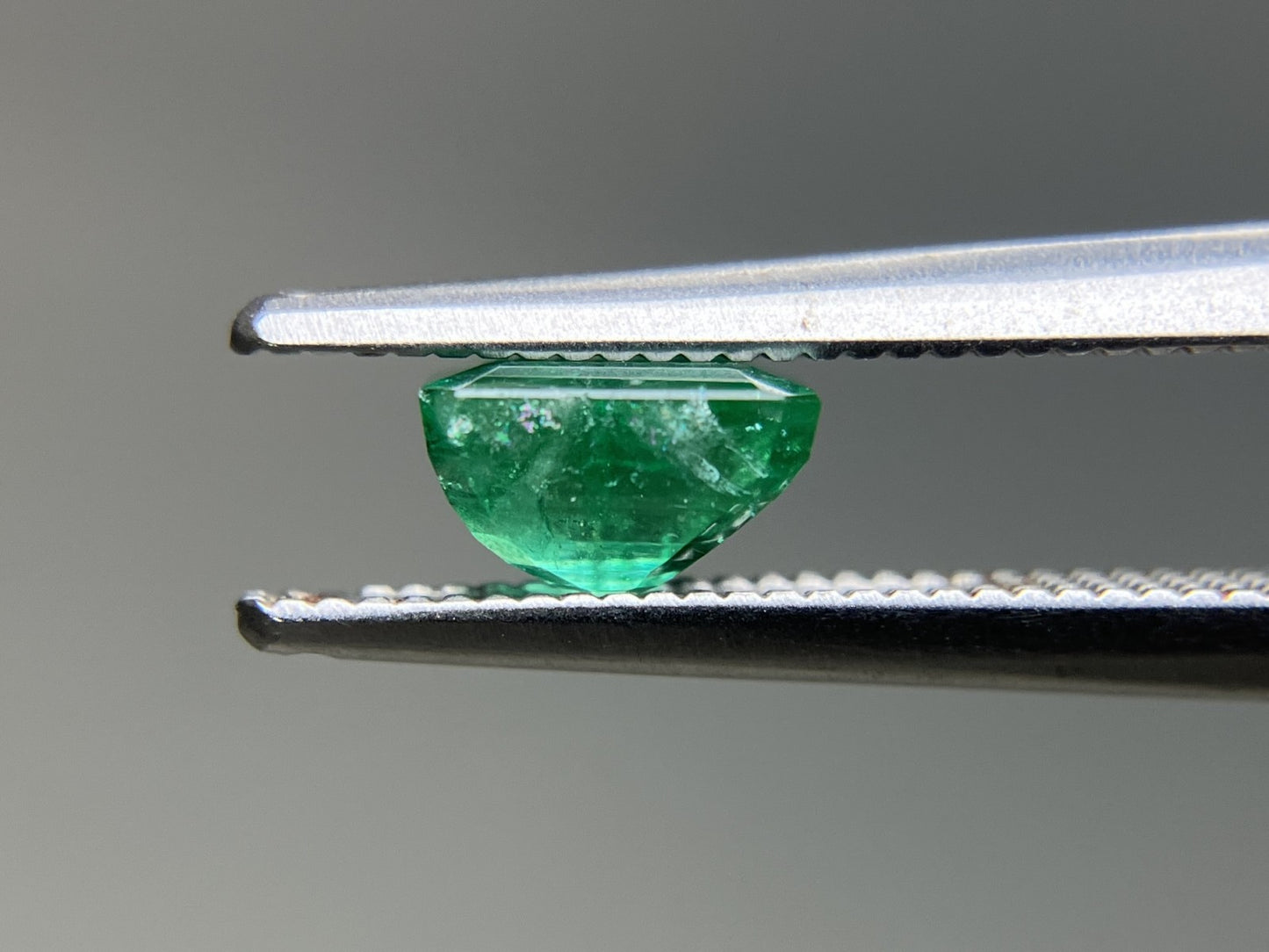 エメラルド 天然  0.856ct  宝石ソーティング付き  5.7㎜×4.9㎜×3.5㎜ ルース（ 裸石 ）  5861YY