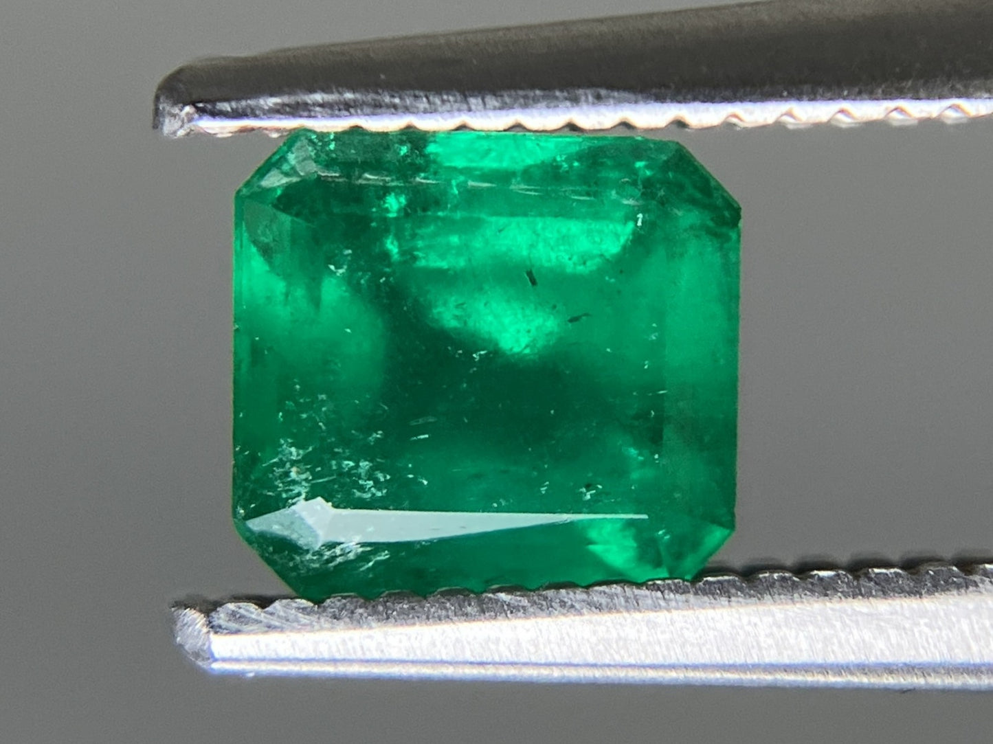 エメラルド 天然  0.809ct  中央宝石ソーティング付き  5.78㎜×5.36㎜×3.99㎜  ルース（ 裸石 ） 5823YY